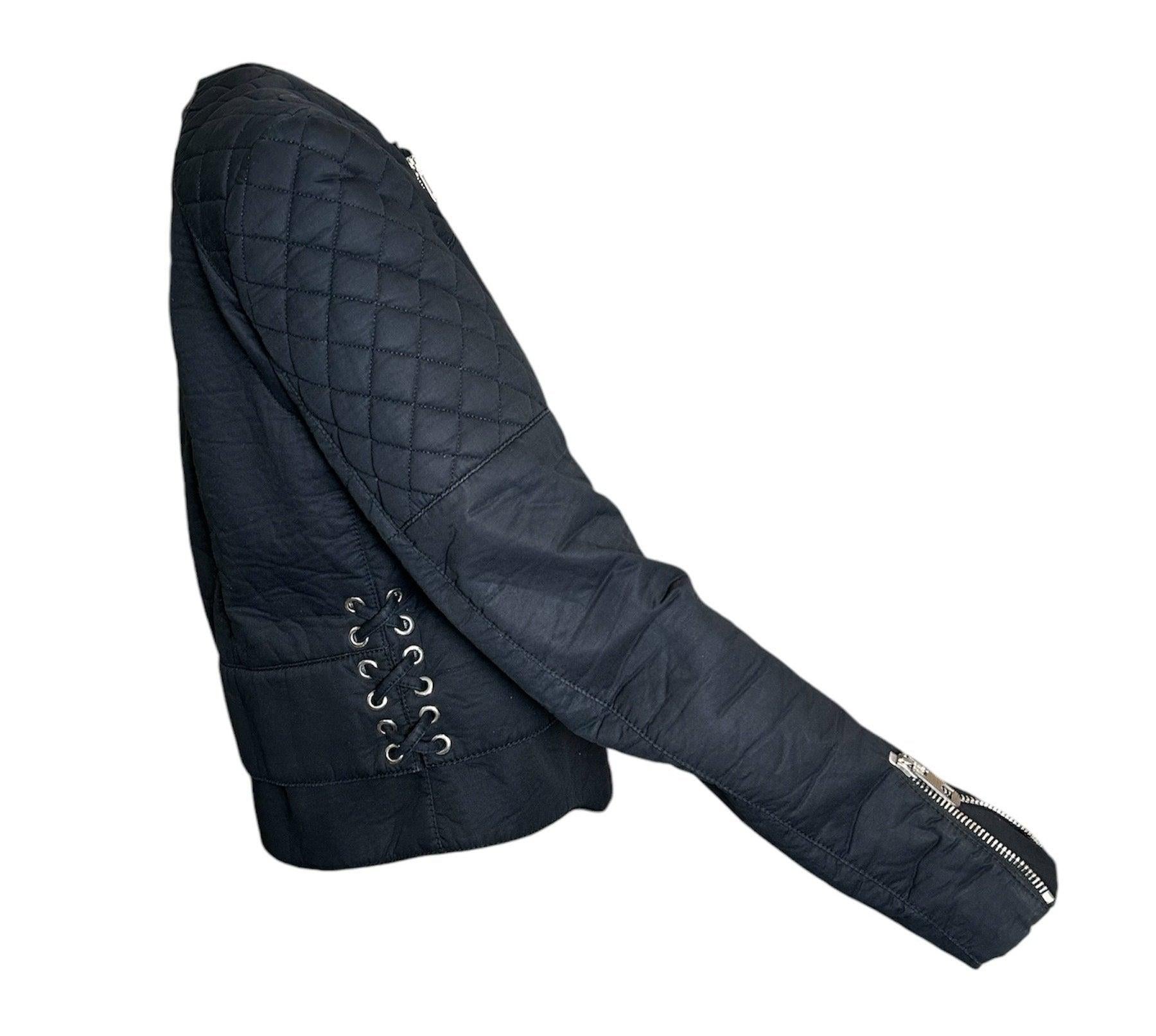 Aus der Leder-Kapsel von Balenciaga, Ära Nicolas Ghesquiere... SO viele Details, die an dieser weichen Moto-Jacke aus Baumwollmischung begeistern. Zum einen verleihen die gesteppten Akzente einem ohnehin schon 
