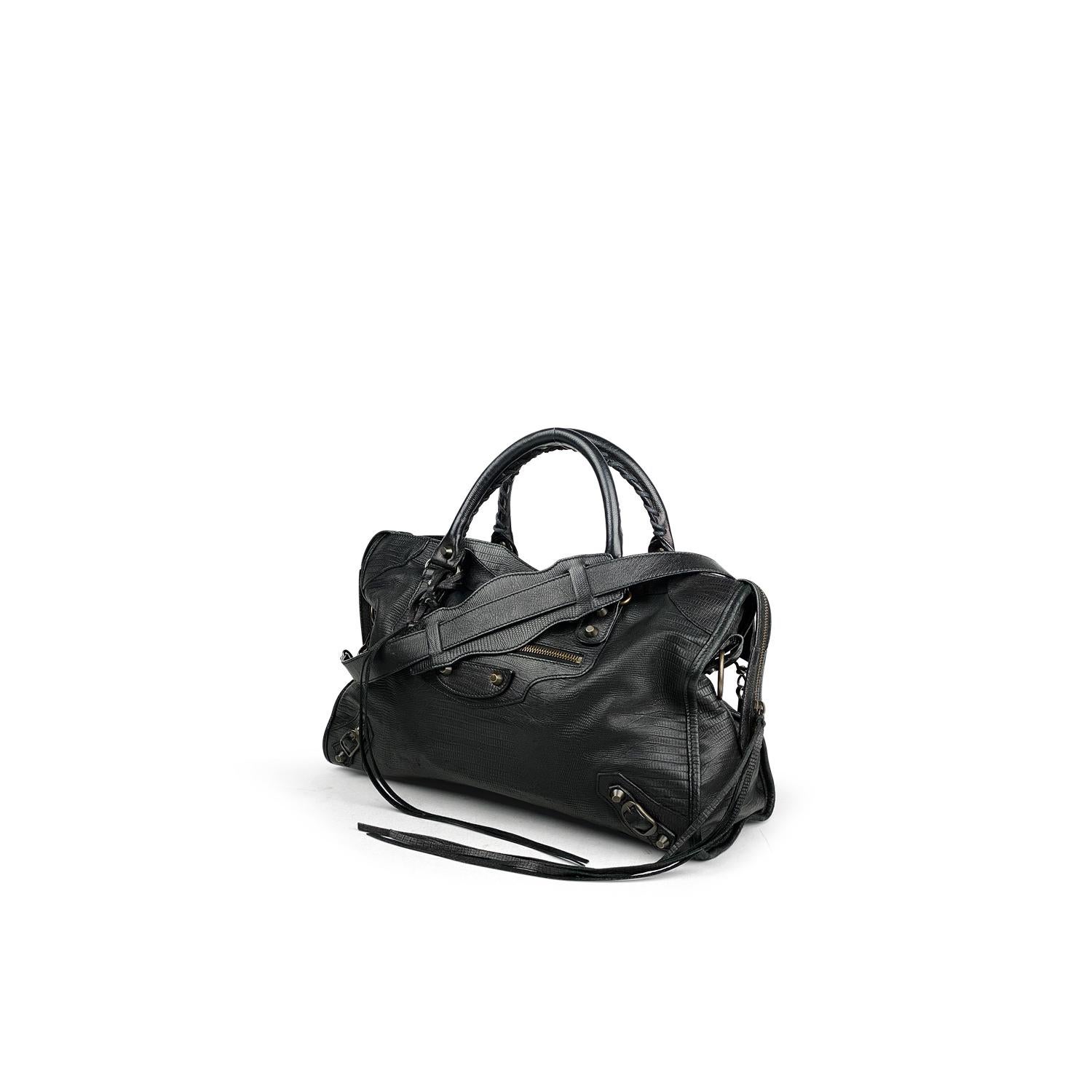 Borsa Balenciaga Motocross Classic City in pelle nera traforata per il 10° anniversario con

- Ferramenta in ottone
- Doppi manici arrotolati con finiture a punto croce
- Tracolla piatta staccabile
- Tasca esterna con zip sul davanti, abbellimenti