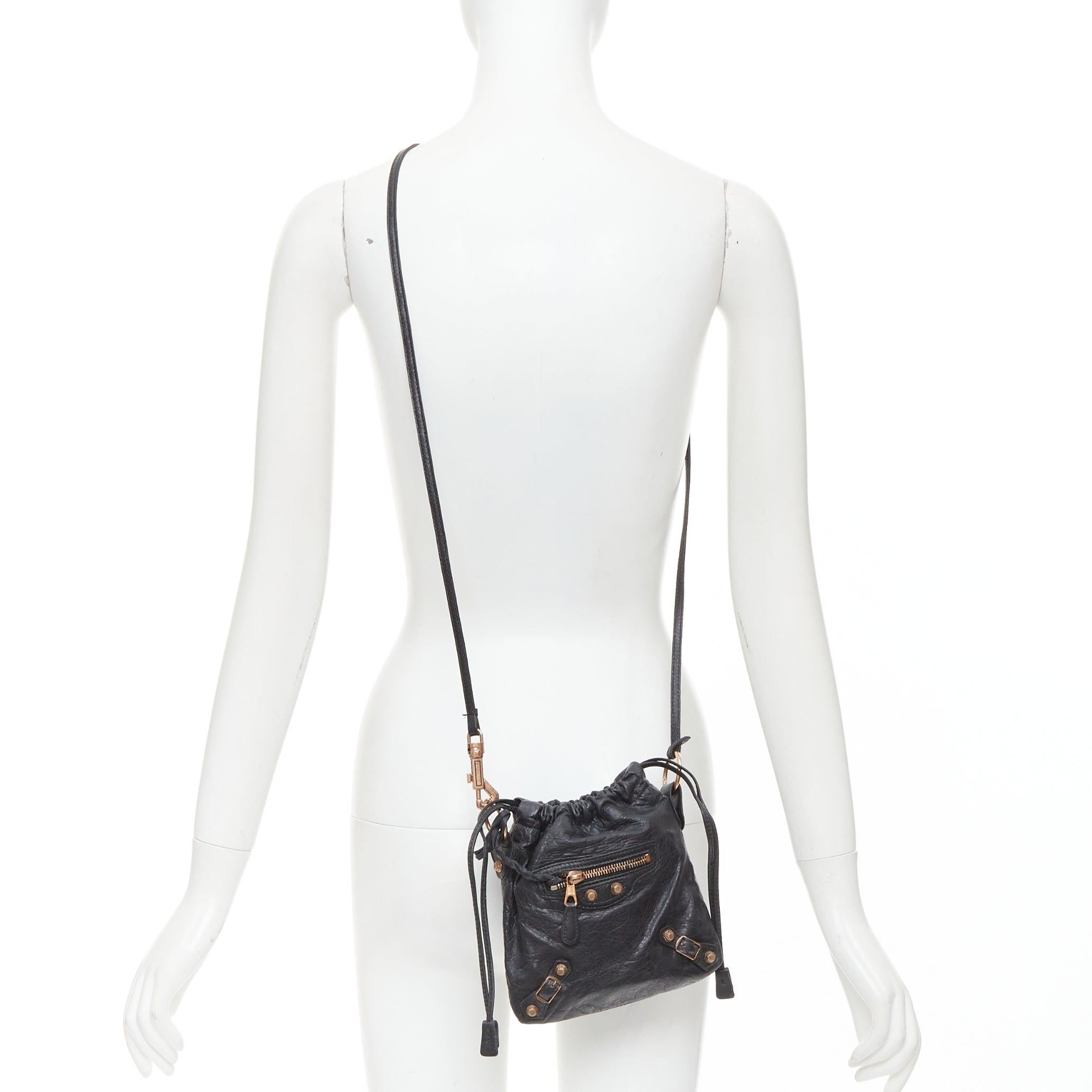 BALENCIAGA Motocross Move On Crossbody Tasche aus grauem Leder mit roségoldener Hardware
Referenz: ECLO/A00178
Marke: Balenciaga
Modell: Motocross Move On
MATERIAL: Leder
Farbe: Grau, Gold
Muster: Solide
Verschluss: Kordelzug
Innenfutter: Schwarzer