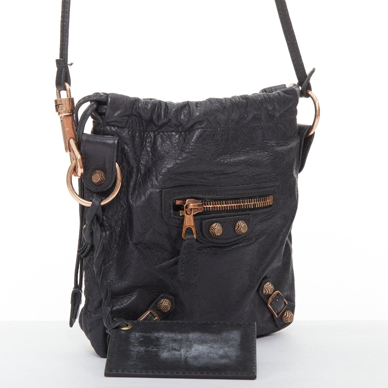 BALENCIAGA Motocross Move On Crossbody Tasche aus grauem Leder mit roségoldener Hardware (Schwarz) im Angebot