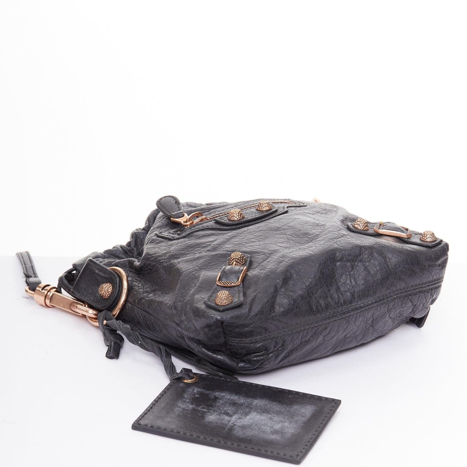 BALENCIAGA Motocross Move On Crossbody Tasche aus grauem Leder mit roségoldener Hardware im Angebot 1