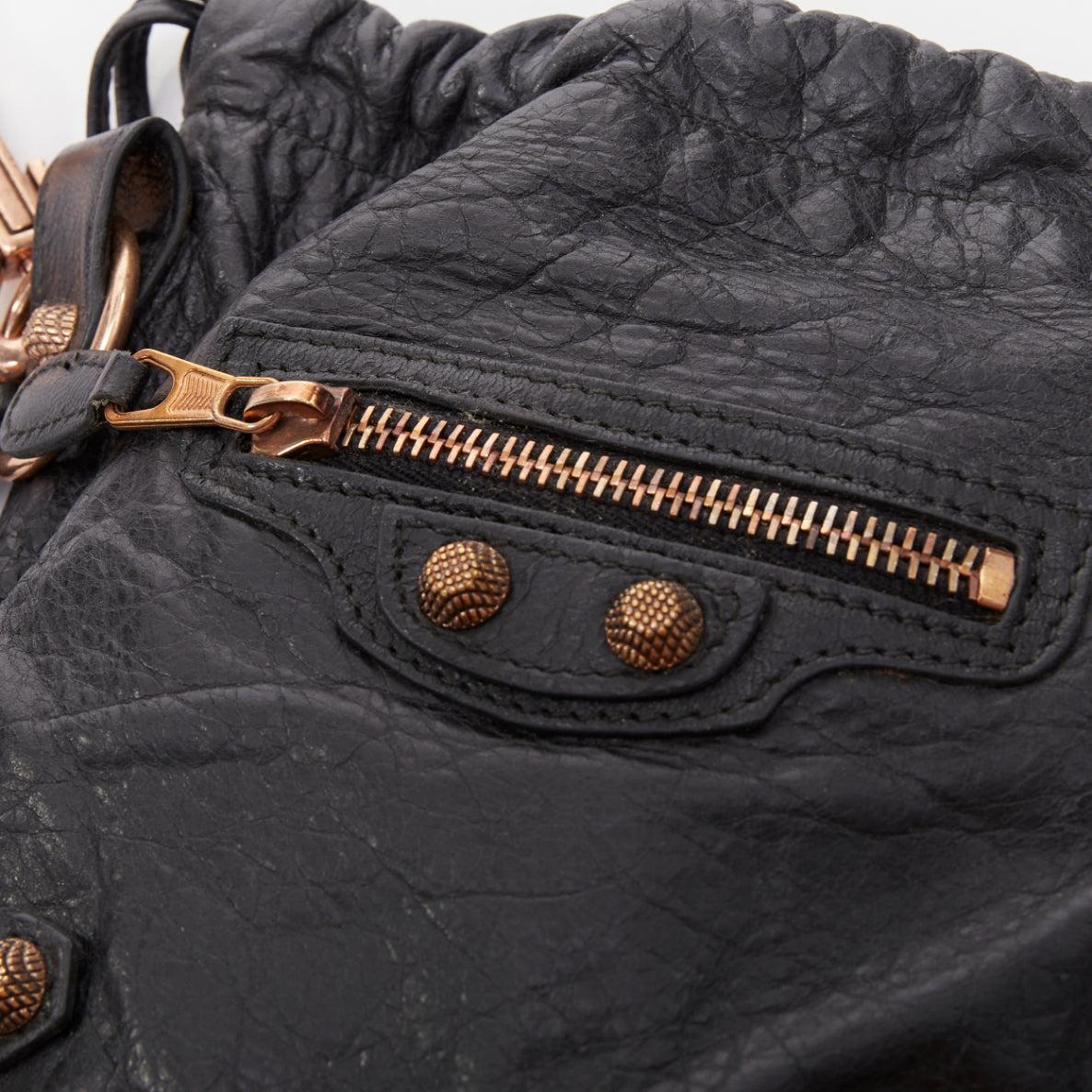 BALENCIAGA Motocross Move On Crossbody Tasche aus grauem Leder mit roségoldener Hardware im Angebot 2