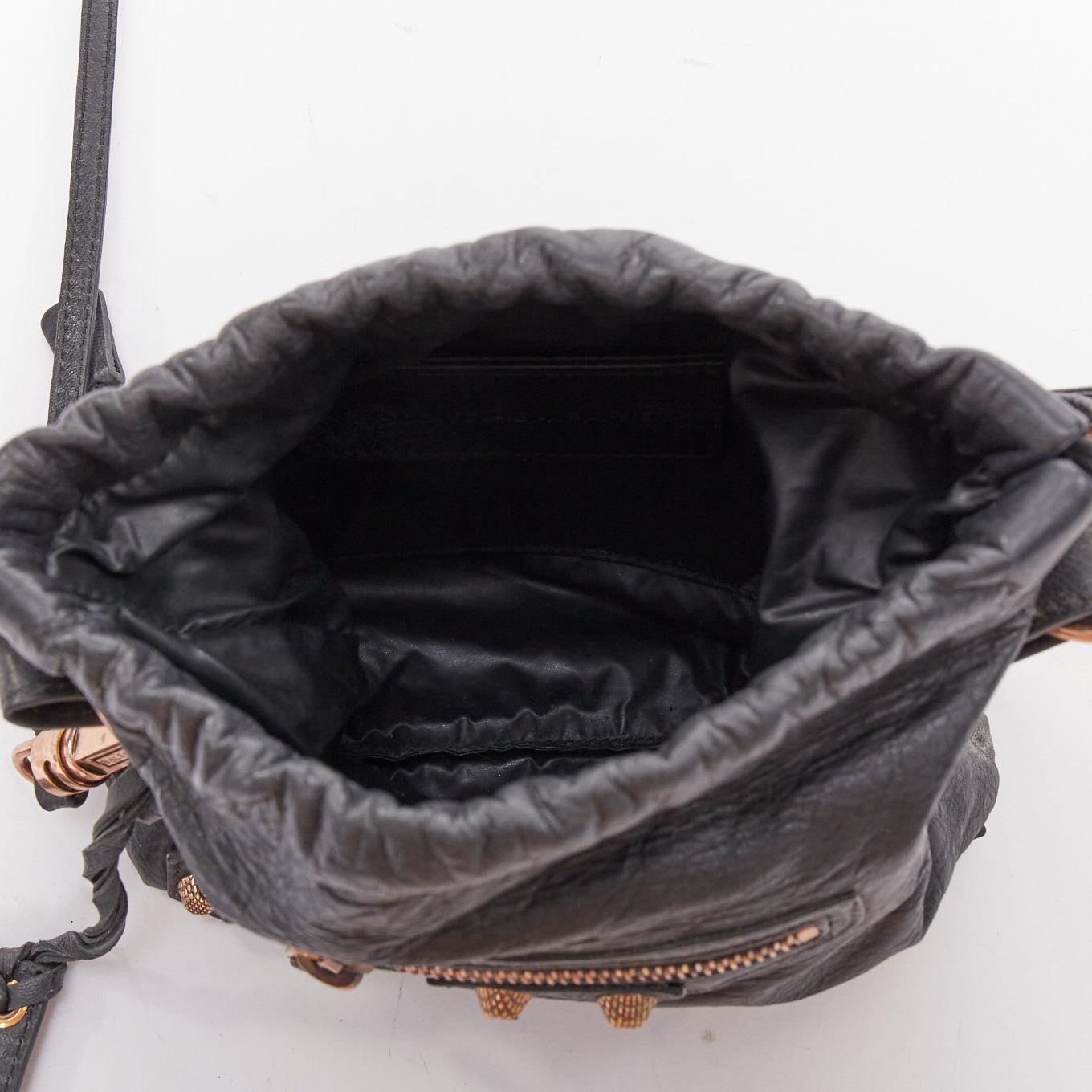 BALENCIAGA Motocross Move On Crossbody Tasche aus grauem Leder mit roségoldener Hardware im Angebot 4