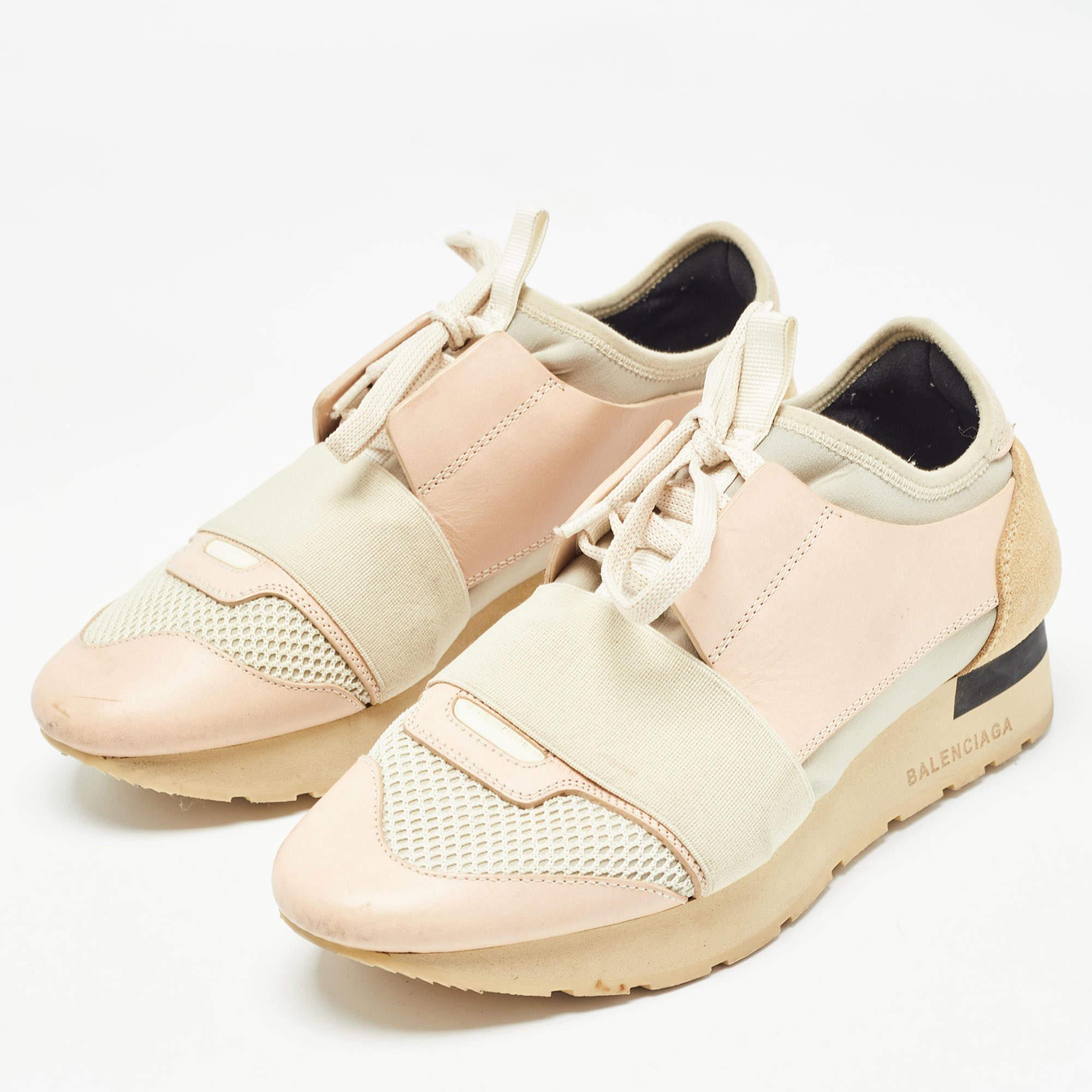 Cette paire de baskets Race Runners, signée Balenciaga, est votre dernière nouveauté. L'extérieur est en cuir et en maille, les orteils sont recouverts d'une lanière sur l'empeigne et les fermetures sont à lacets. Cette paire est complétée par une