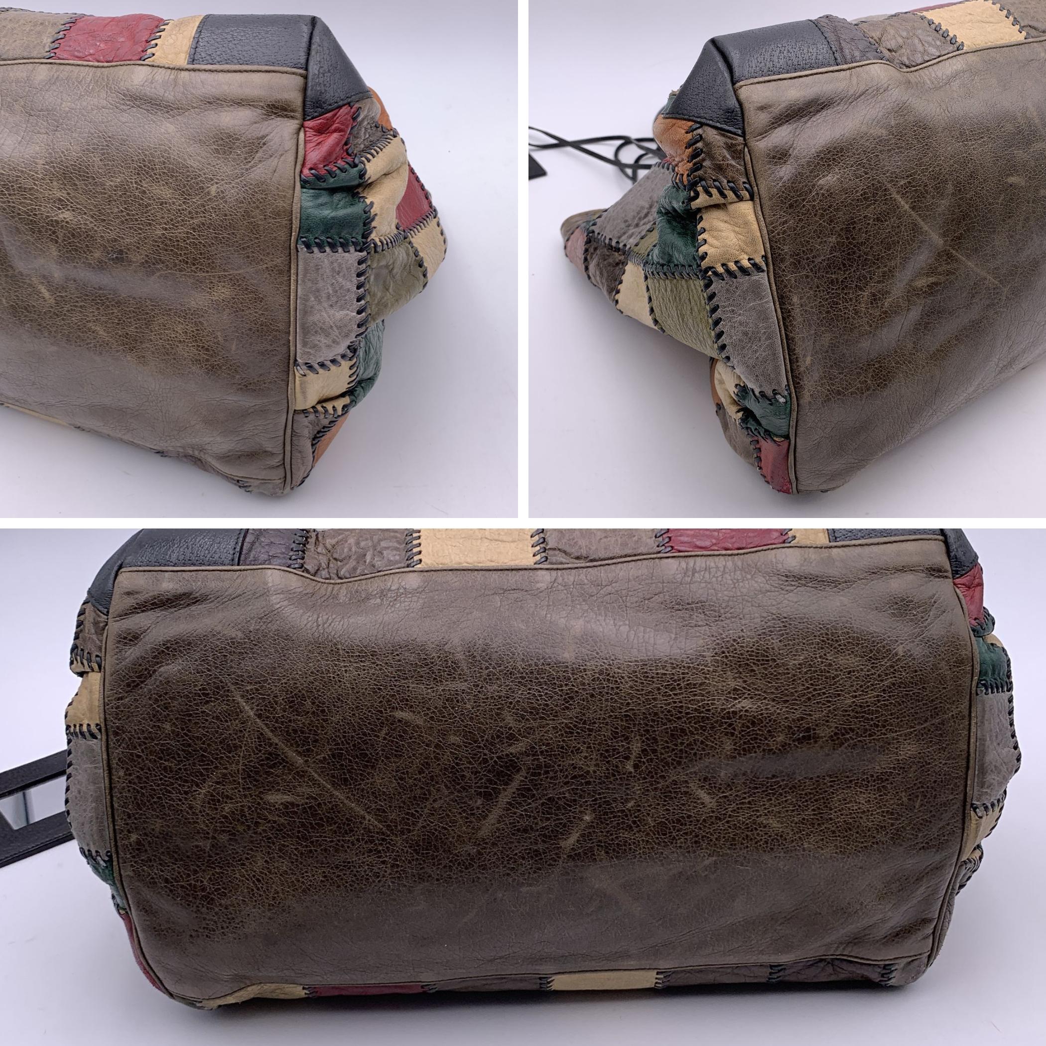 Borsa Balenciaga Arena Sunday in pelle patchwork multicolore. Ferramenta in ottone invecchiato. La borsa è realizzata con un patchwork di pelli di diversi colori. Doppie maniglie Rolle. Chiusura magnetica sulla parte superiore. 1 tasca frontale con