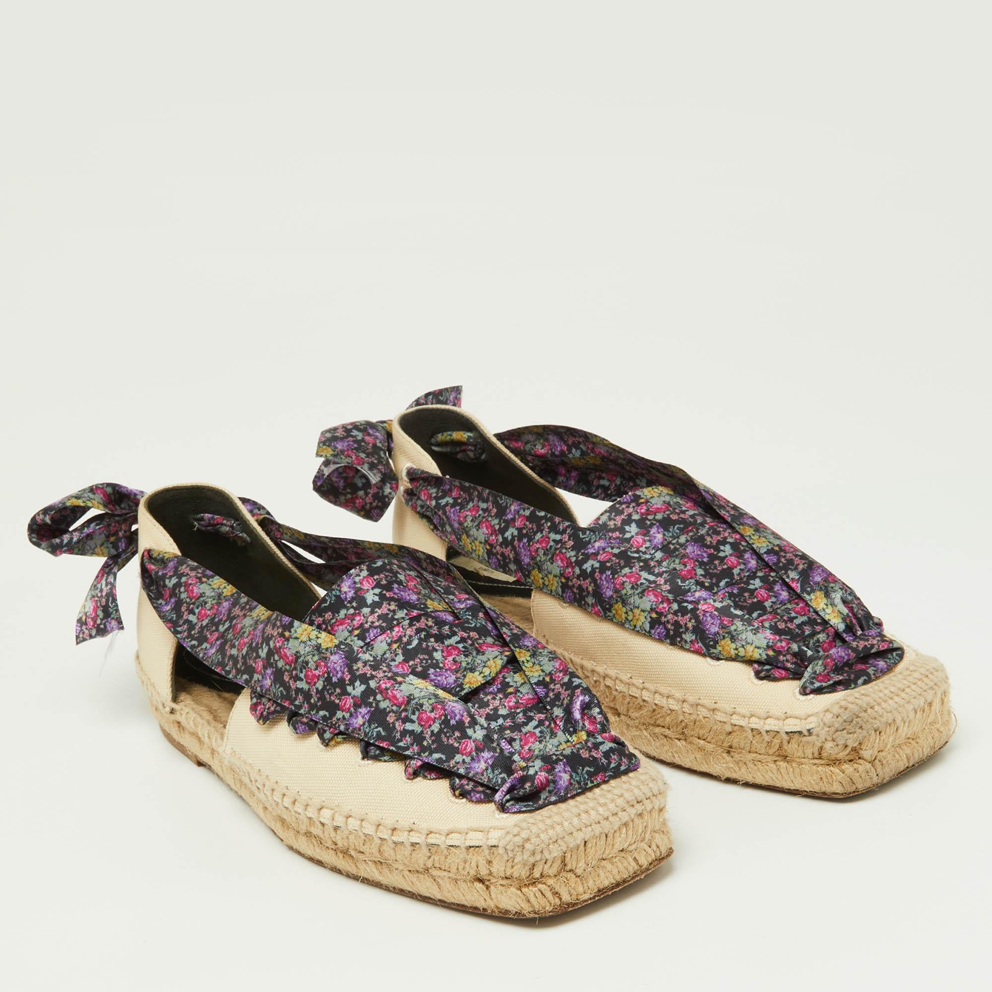 Balenciaga Multicolor Canvas and Floral Print Lace Up Flat Sandals Size 36 In Good Condition For Sale In Dubai, Al Qouz 2