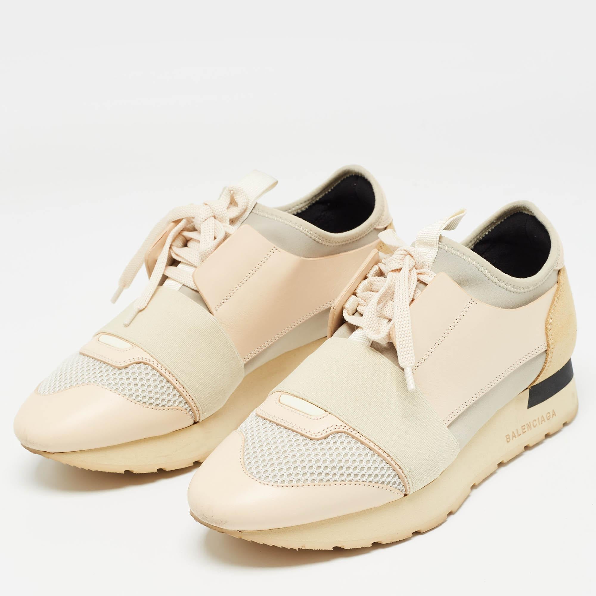 Donnez à votre tenue une touche de luxe avec cette paire de baskets de marque. Les chaussures sont parfaitement cousues pour vous permettre de vous démarquer pendant longtemps.