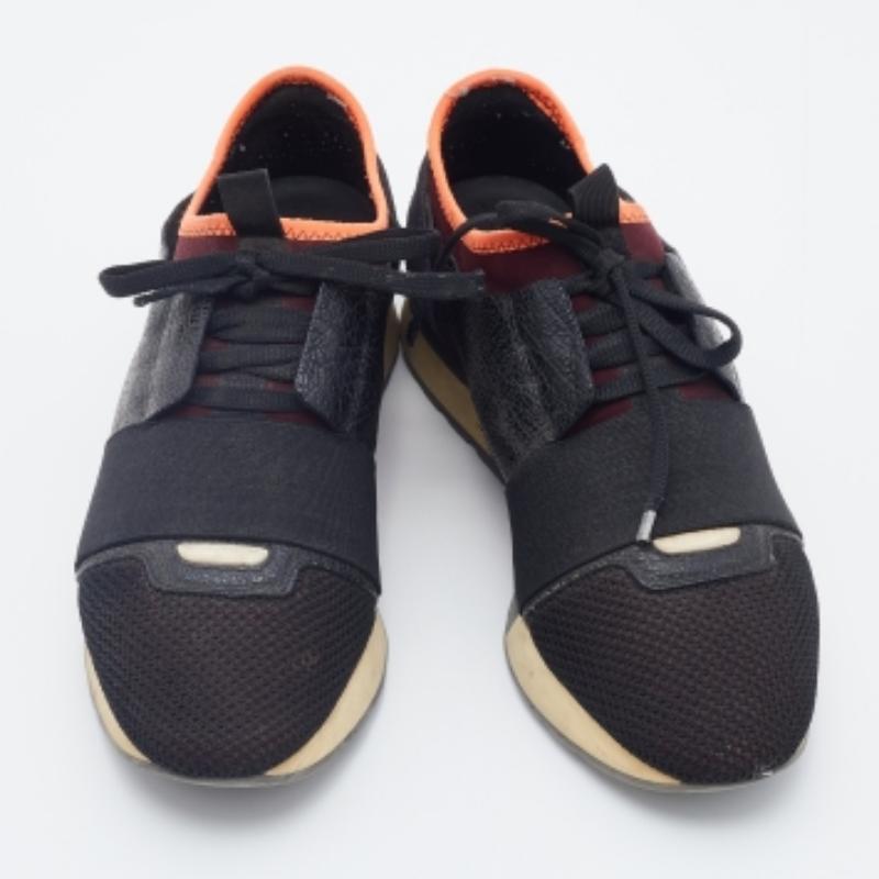 Las zapatillas Race Runner de Balenciaga se han confeccionado con materiales de calidad y presentan una silueta chic. Lucen punteras cubiertas, detalles de tiras en los empeines y cierres de lazo. Se completan con una plantilla forrada de cuero y