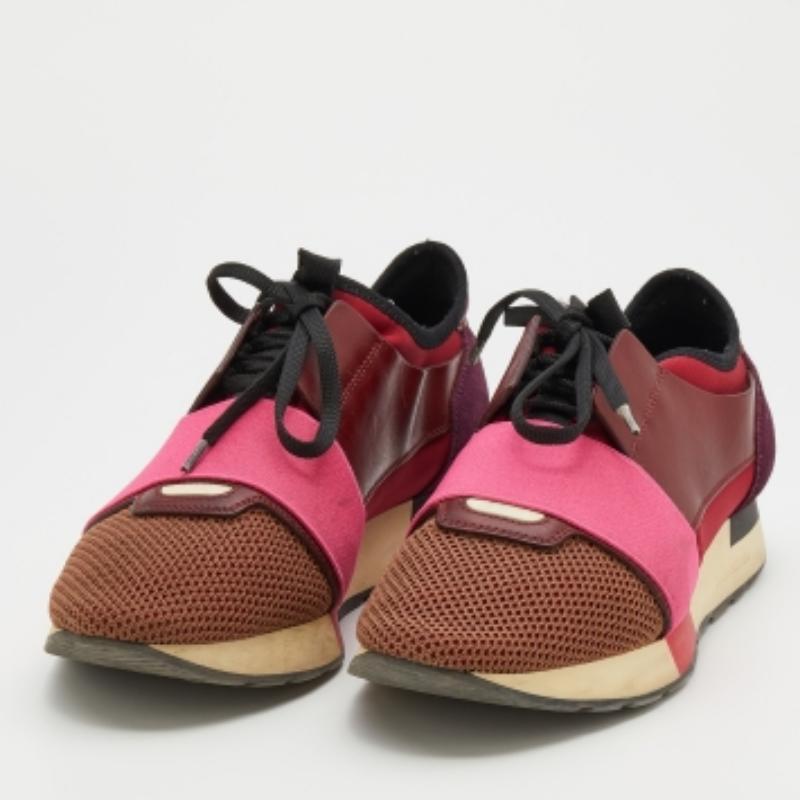Las zapatillas Race Runner de Balenciaga se han confeccionado con materiales de calidad y presentan una silueta chic. Lucen punteras cubiertas, detalles de tiras en los empeines y cierres de lazo. Se completan con una plantilla forrada de cuero y