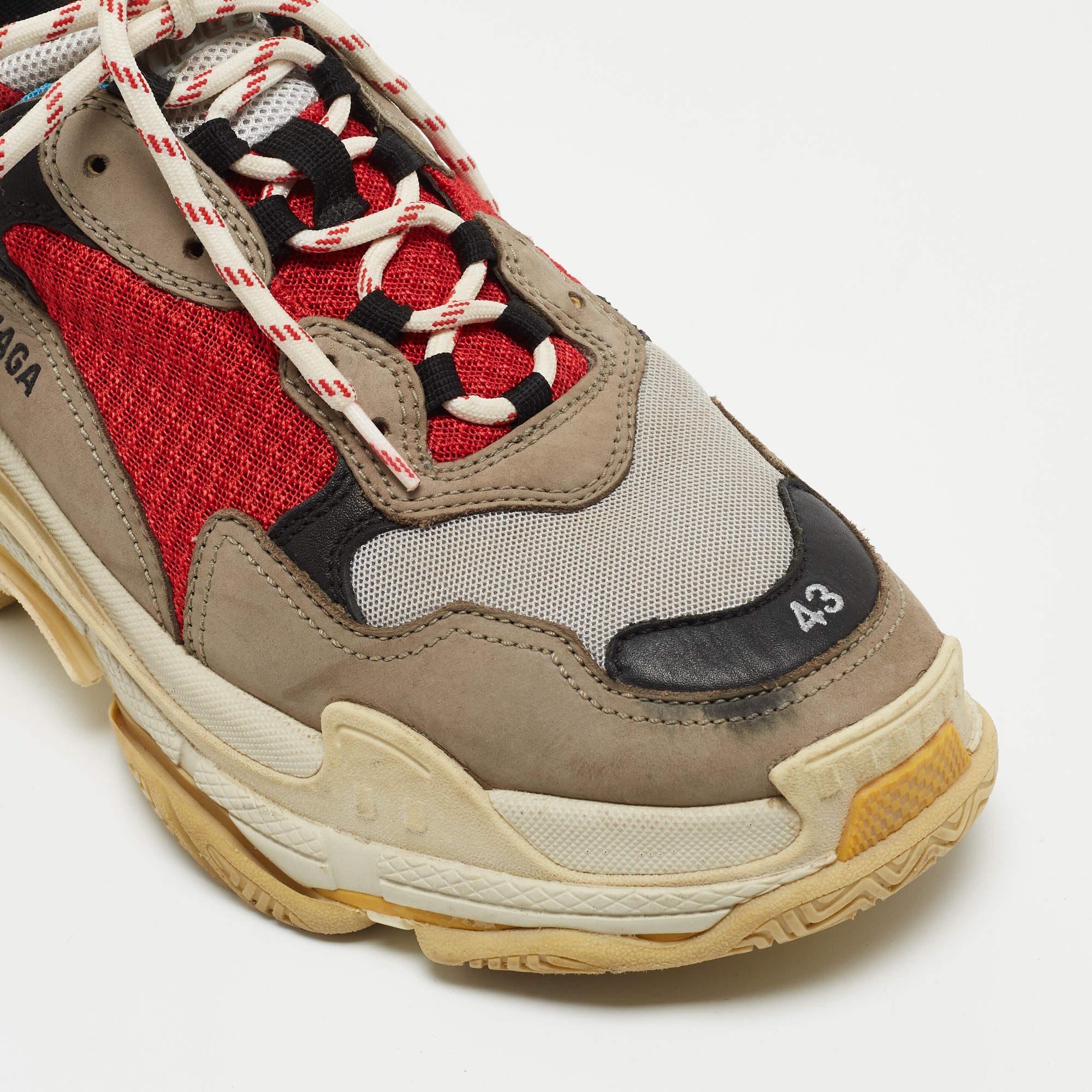 Add a statement appeal to your outfit with these sneakers. Made from premium materials, they feature lace-up vamps, and relaxing footbeds. The rubber sole of this pair aims to provide you with everyday ease.

