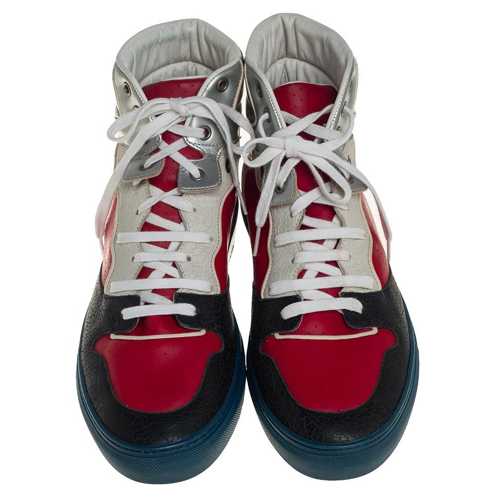 Holen Sie sich mit diesen High-Top-Sneakern von Balenciaga einen luxuriösen Hauch von High-Fashion nach Hause. Diese mehrfarbigen Sneaker aus Gummi und Leder haben runde Zehen, eine Schnürung am Schaft und eine robuste Gummisohle. So ein cooles Paar