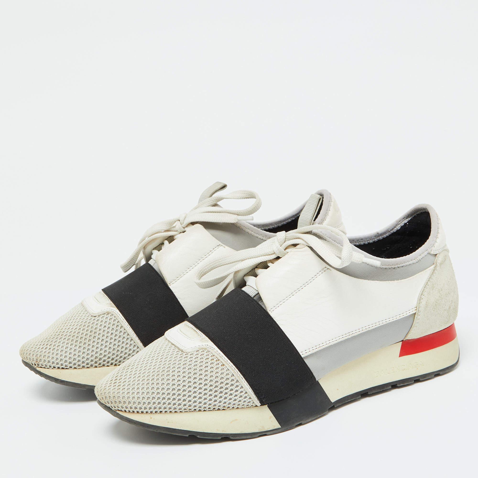 In klassischer Silhouette sind diese Balenciaga Sneaker eine nahtlose Kombination aus Luxus, Komfort und Stil. Diese Sneaker sind mit charakteristischen Details und bequemen Innensohlen ausgestattet.