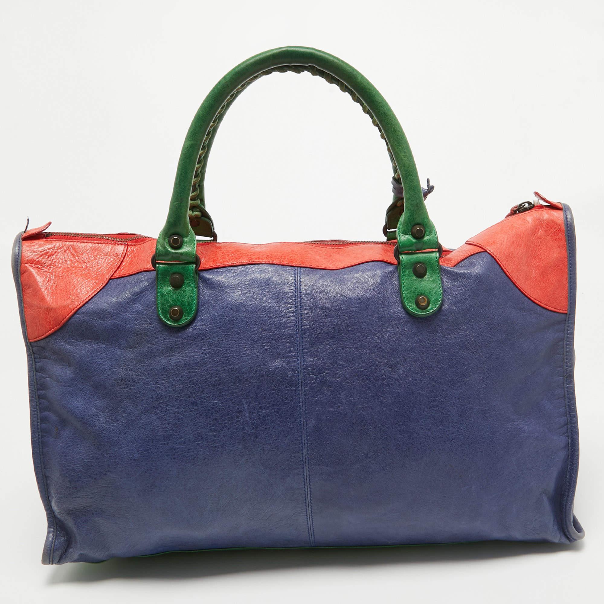 Offrez-vous le luxe avec ce sac Balenciaga. Méticuleusement fabriqué à partir de matériaux de première qualité, il allie un design exquis, un savoir-faire impeccable et une élégance intemporelle. Cet accessoire de mode rehausse votre style.

