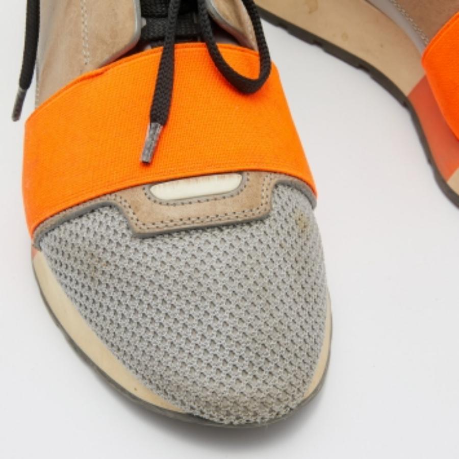 Avec leur silhouette classique, ces baskets de créateur sont une combinaison parfaite de luxe, de confort et de style. Ces baskets sont conçues avec des détails signés et des semelles intérieures confortables.