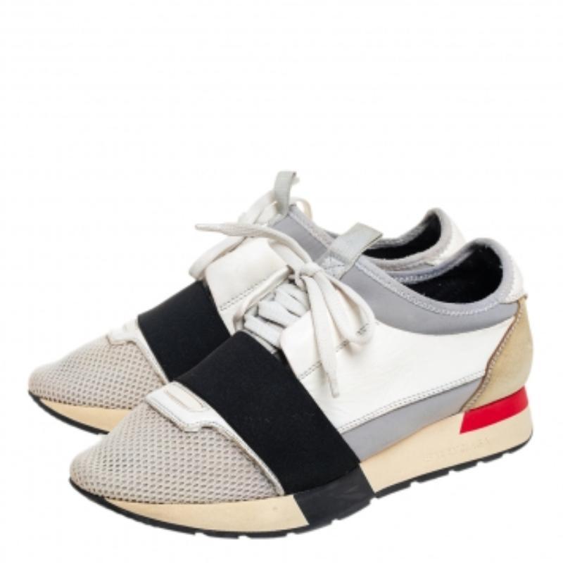 Deja que tu último calzado sea este par de zapatillas Balenciaga Race Runners. Estas zapatillas se han confeccionado en malla y piel y presentan una silueta chic. Lucen punteras cubiertas, detalles de tiras en los empeines y cierres de lazo. Se