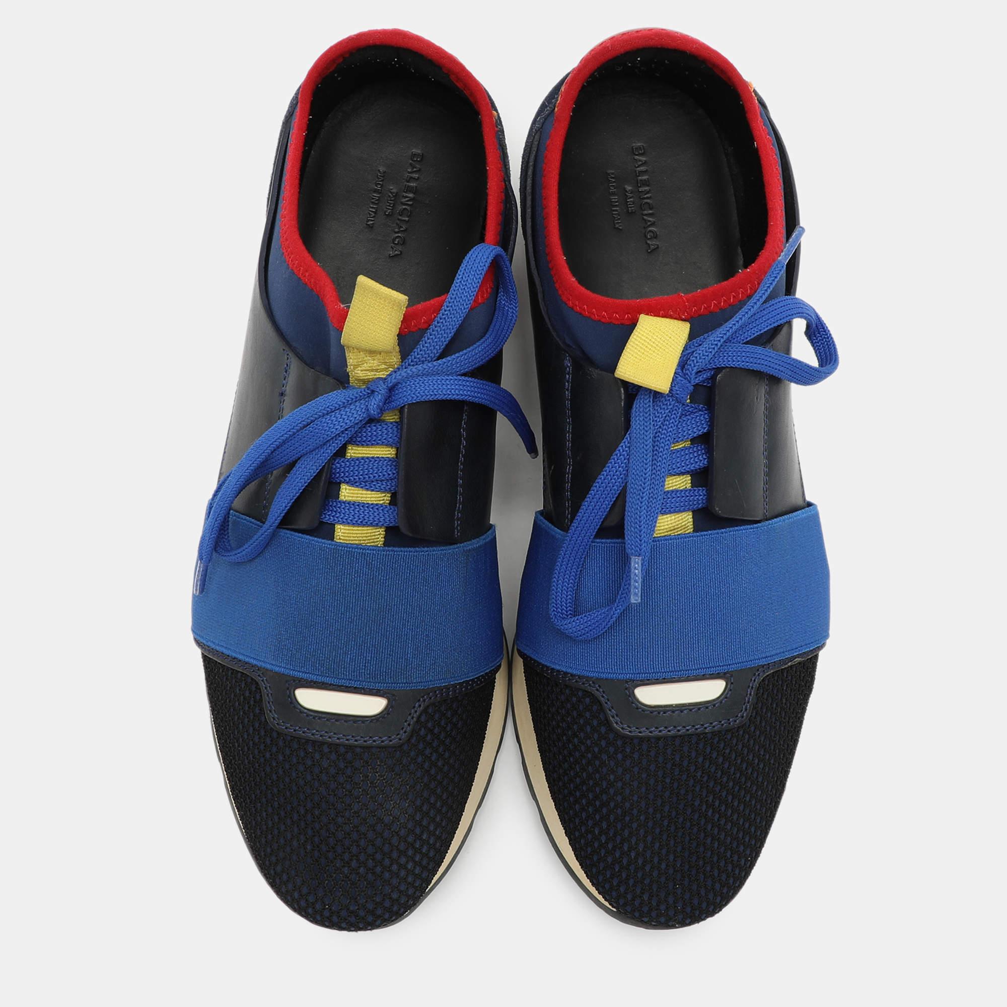 Les baskets Race Runner de Balenciaga ont été confectionnées à partir de matériaux de qualité et présentent une silhouette chic. Ils présentent des orteils couverts, des brides sur l'empeigne et des fermetures à nouer. Elles sont dotées d'une