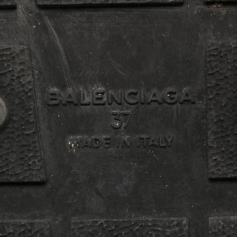 Cette paire de baskets basses signée Balenciaga est la dernière nouveauté en matière de chaussures. Confectionnées en maille et en cuir, elles s'associent parfaitement à des chaussures à lacets et à des semelles intérieures confortables.
