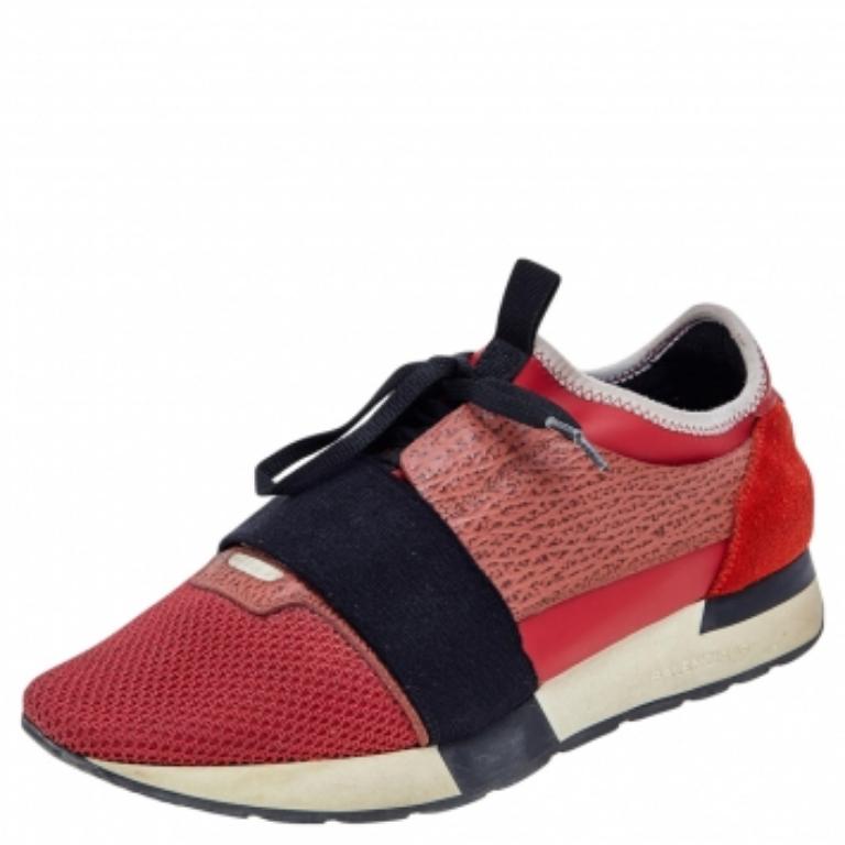 Ces baskets Race Runner de Balenciaga ont été confectionnées à partir de matériaux de qualité et présentent une silhouette chic. Ils sont dotés d'orteils recouverts, de brides sur l'empeigne et de fermetures à nouer. Elles sont dotées d'une semelle