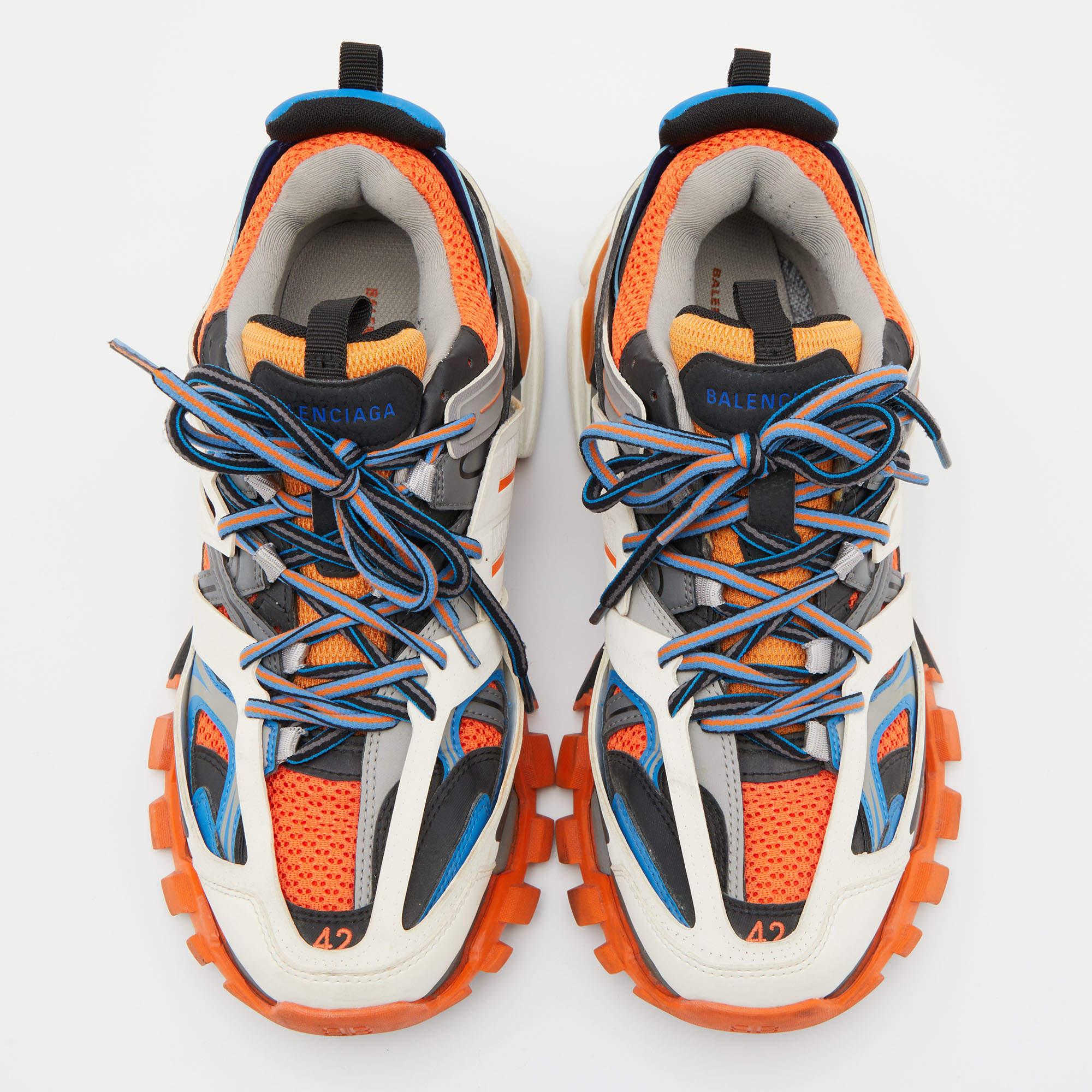 These Track sneakers from Balenciaga offer the correct amount of style and comfort. They have been crafted from mesh and leather, they are designed in a chunky silhouette with contrasting panels, lace-up vamps, and the brand labels on the tongues.