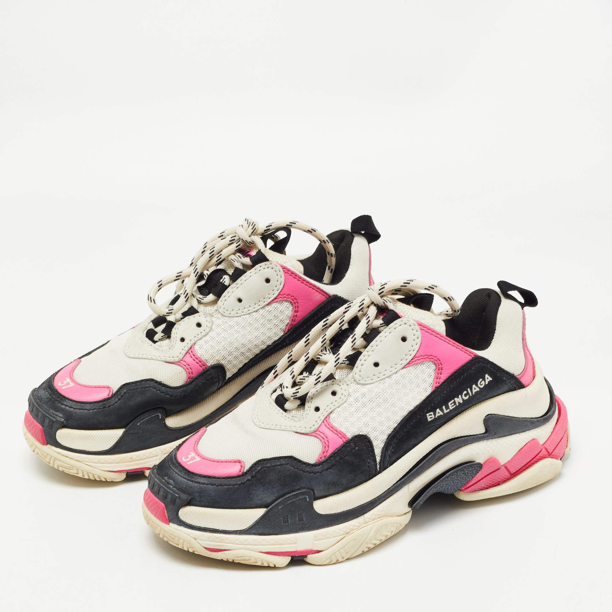 Coming in a classic silhouette, these Balenciaga Triple S sneakers are a seamless combination of luxury, comfort, and style. These sneakers are designed with signature details and comfortable insoles.

