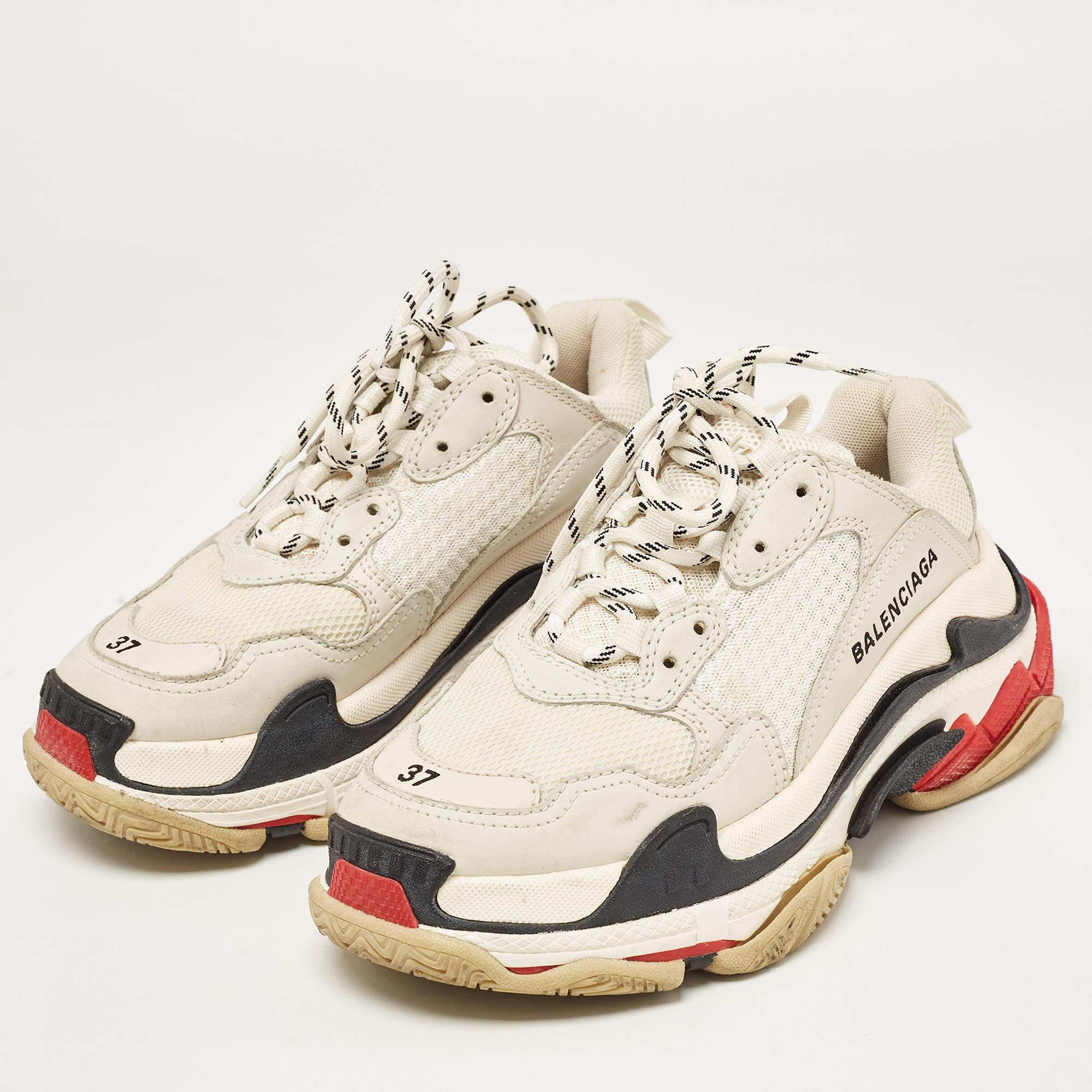Coming in a classic silhouette, these Balenciaga sneakers for women are a seamless combination of luxury, comfort, and style. They are finished with signature details and comfortable insoles.

