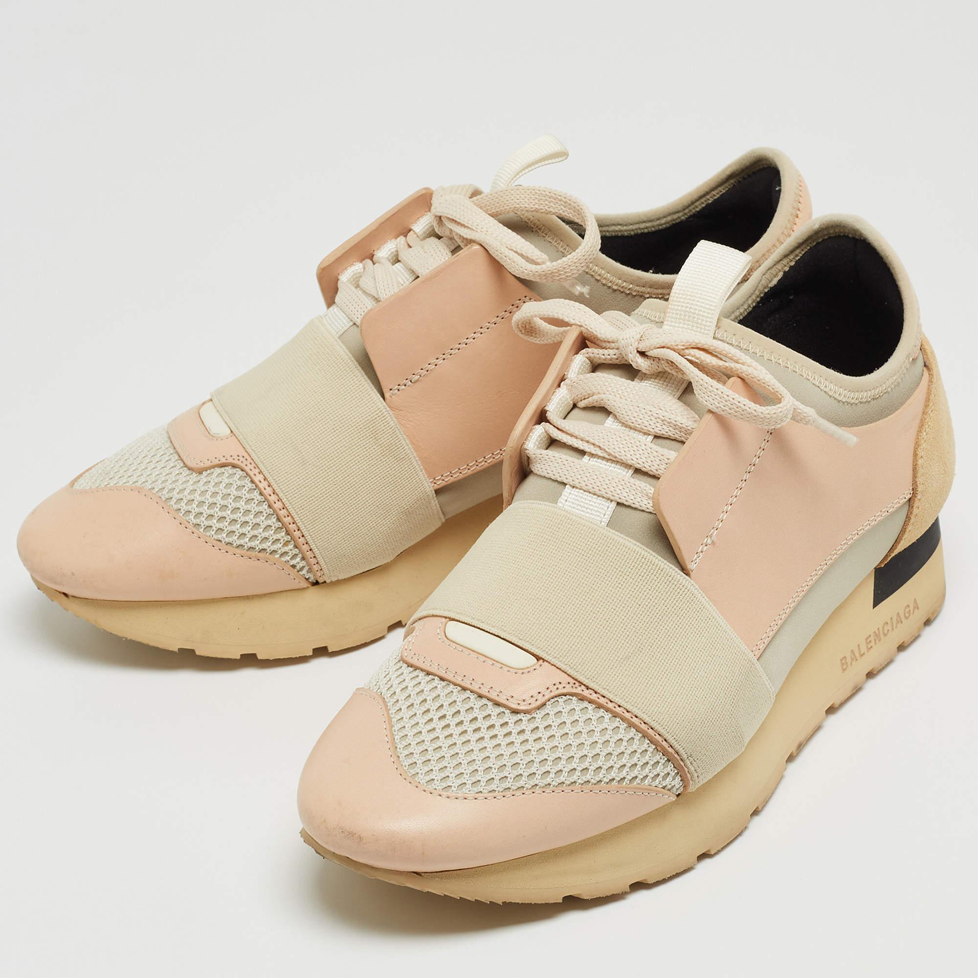 Avec leur silhouette classique, ces baskets de créateur sont une combinaison parfaite de luxe, de confort et de style. Ces baskets sont finies avec des détails de signature et des semelles confortables.

