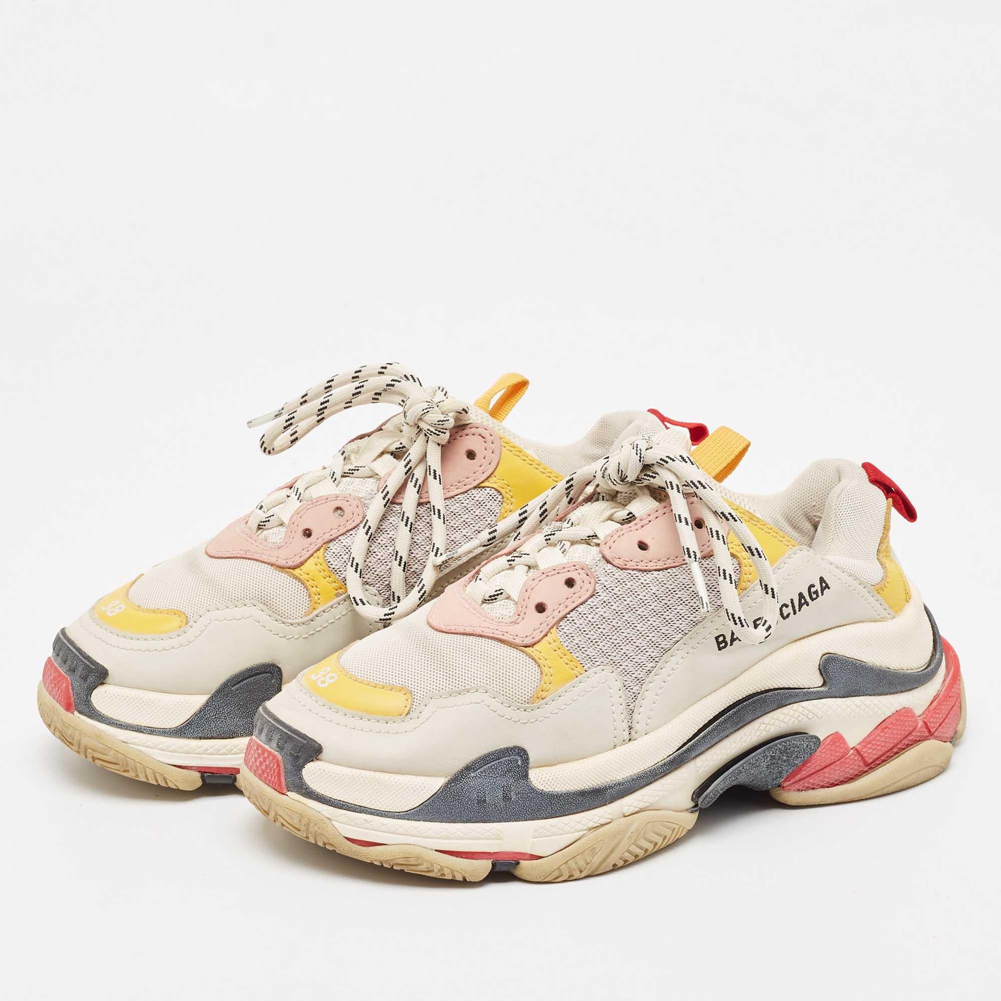 Give your outfit a luxe update with this pair of Balenciaga Triple S sneakers. The shoes are sewn perfectly to help you make a statement in them for a long time.

