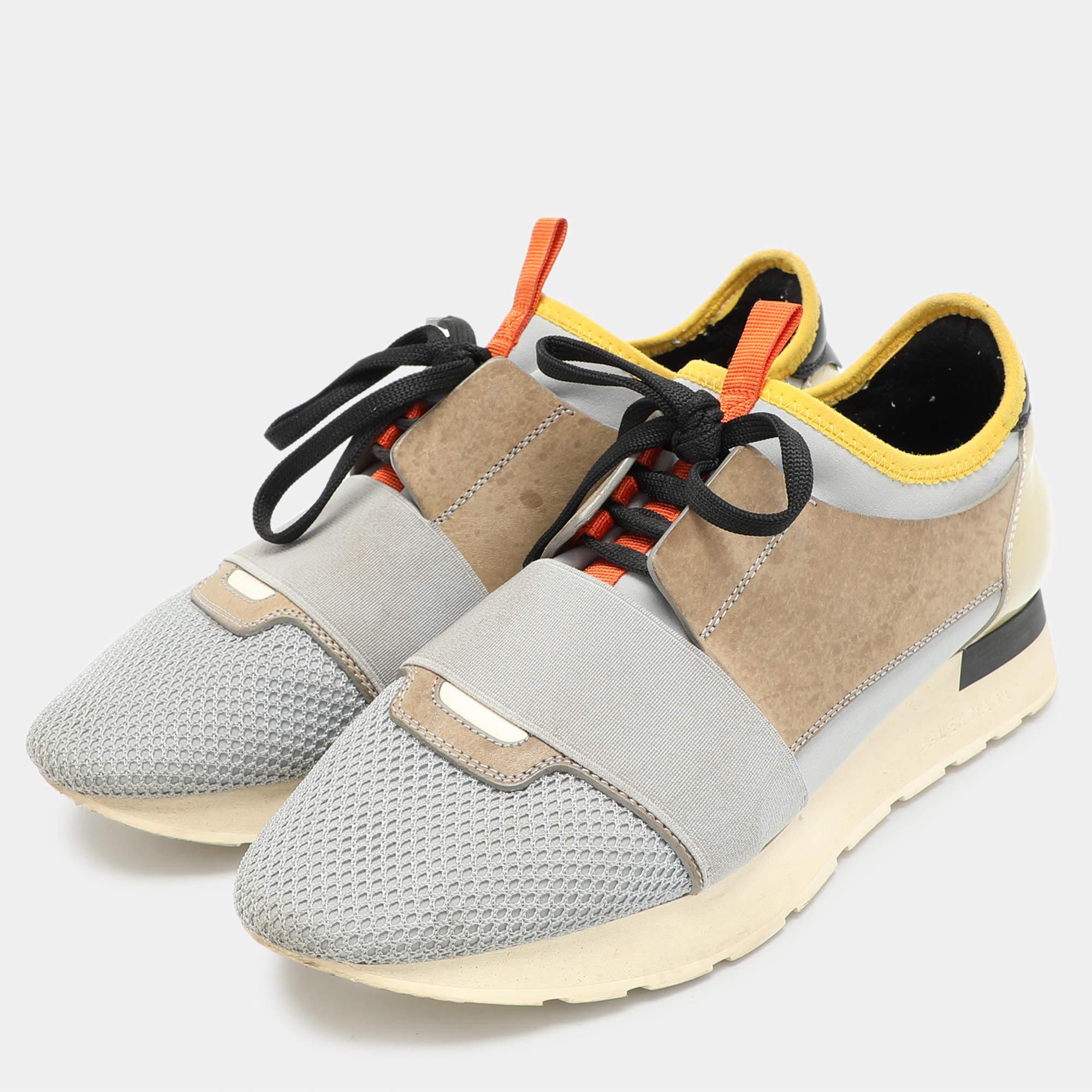 Donnez à votre tenue une touche chic avec cette paire de baskets de marque. La création est cousue à la perfection pour vous permettre de les porter pendant longtemps.