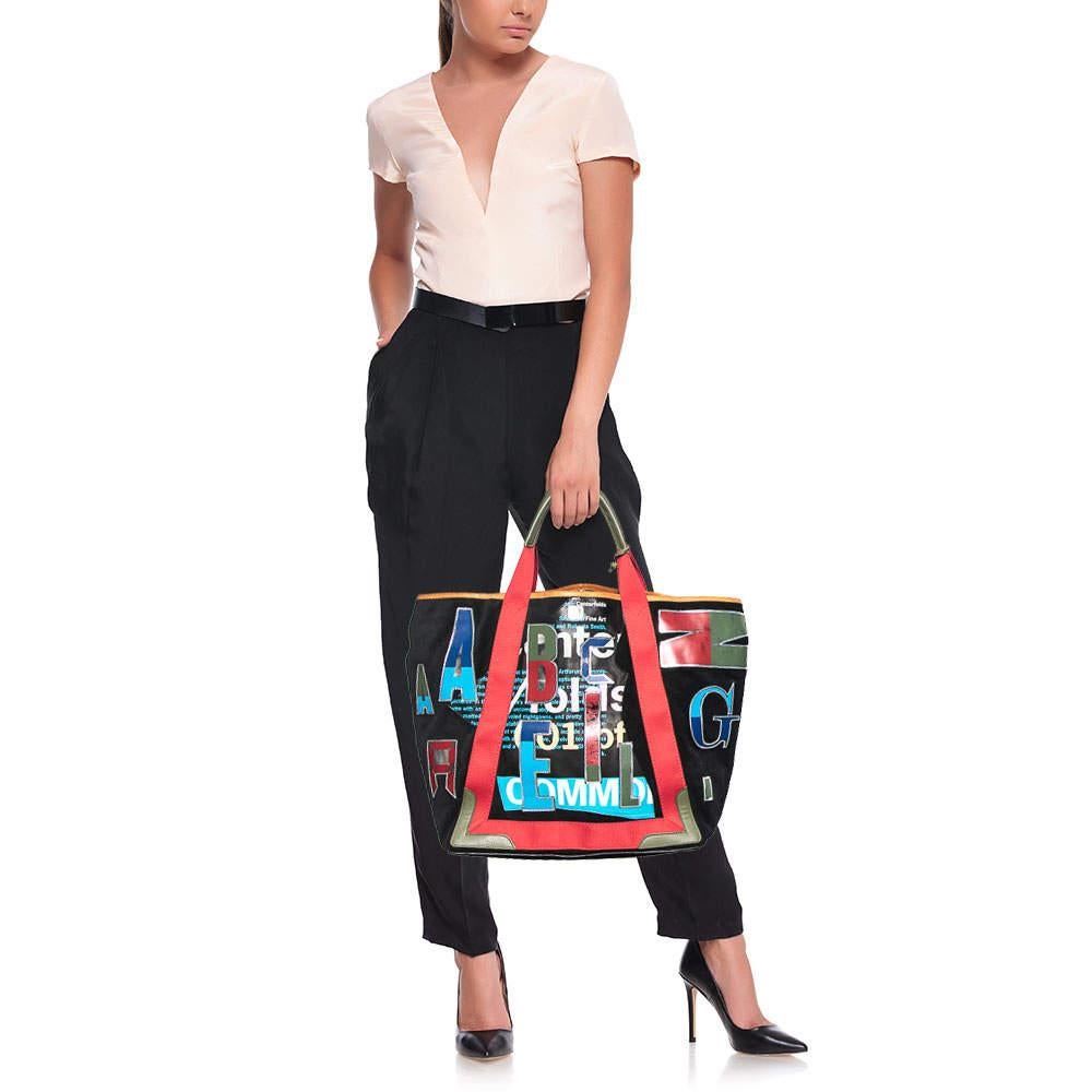 Created from high-quality materials, this Balenciaga tote is enriched with functional and classic elements. It can be carried around conveniently, and its interior is perfectly sized to keep your belongings with ease.

