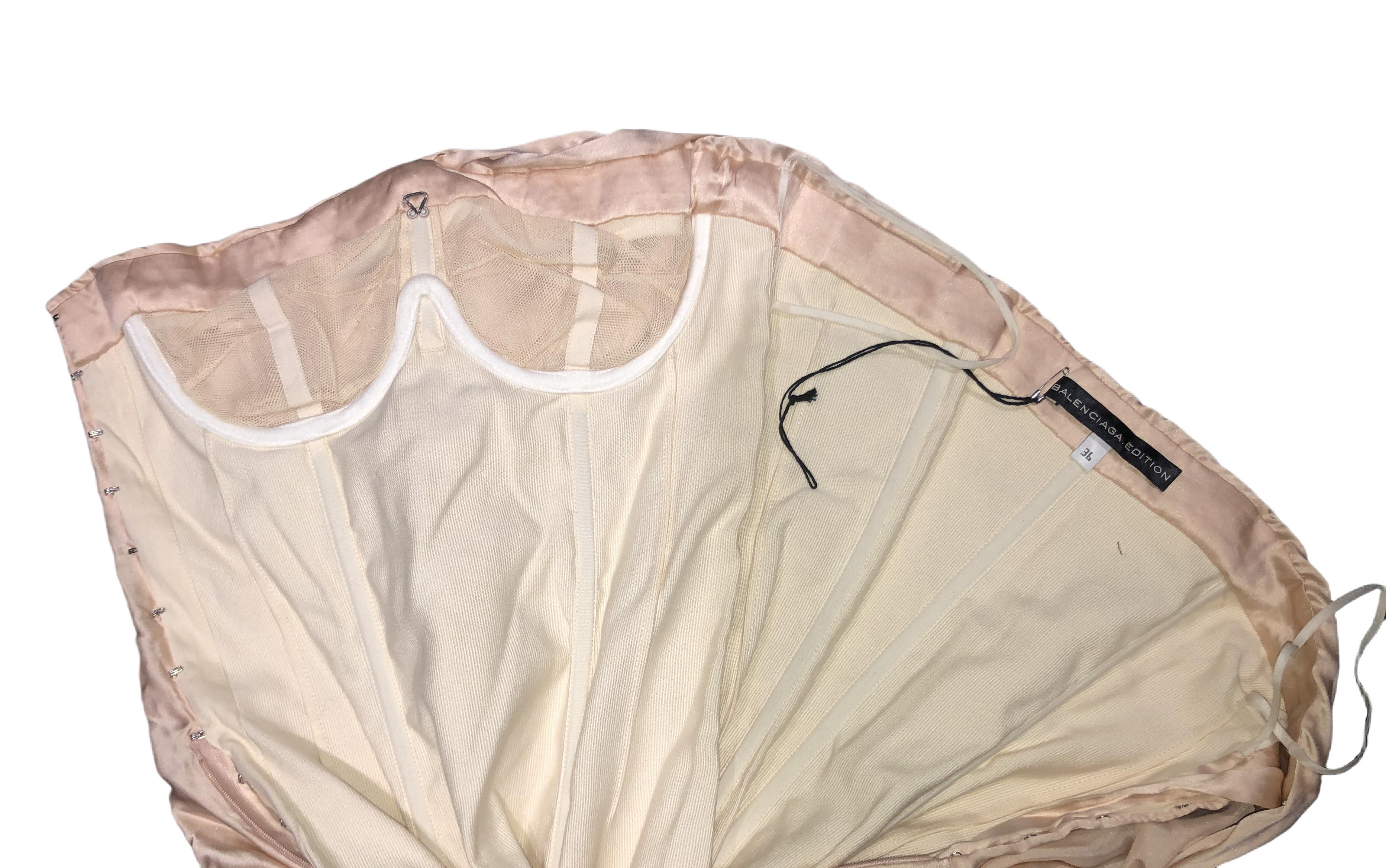 Reedición del Museo BALENCIAGA Vestido drapeado sin tirantes de seda champán de los años 60 en venta 6