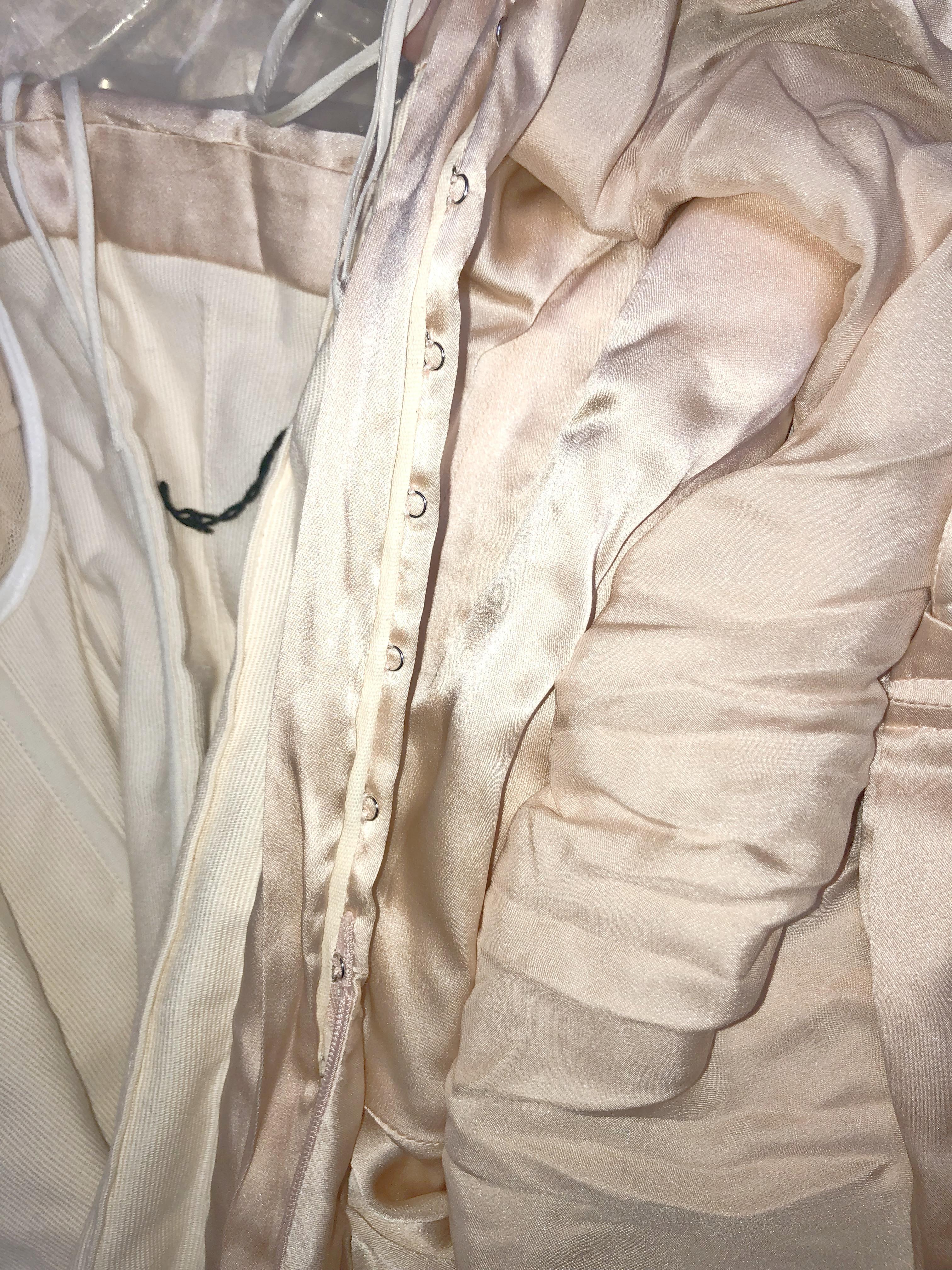 Reedición del Museo BALENCIAGA Vestido drapeado sin tirantes de seda champán de los años 60 en venta 9