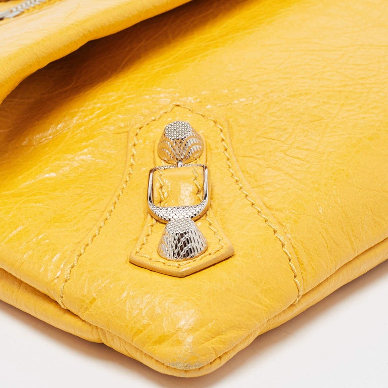 Balenciaga pochette enveloppe RSH en cuir moutarde En vente sur 1stDibs