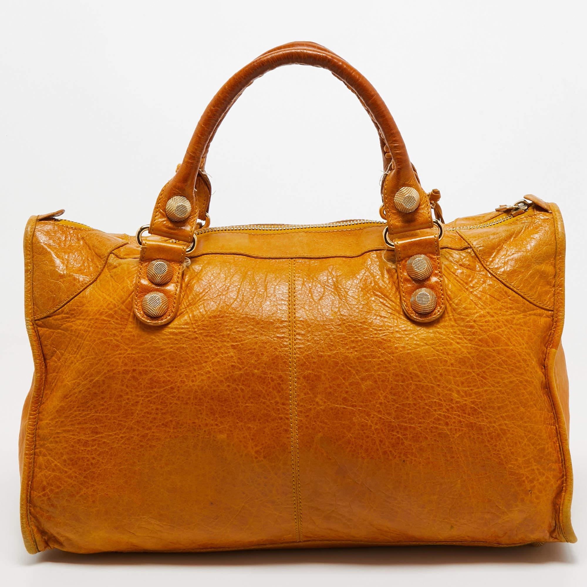 Élevez votre style avec ce sac Balenciaga. Alliant forme et fonction, cet accessoire exquis incarne la sophistication, vous assurant de vous démarquer avec élégance et praticité à vos côtés.

