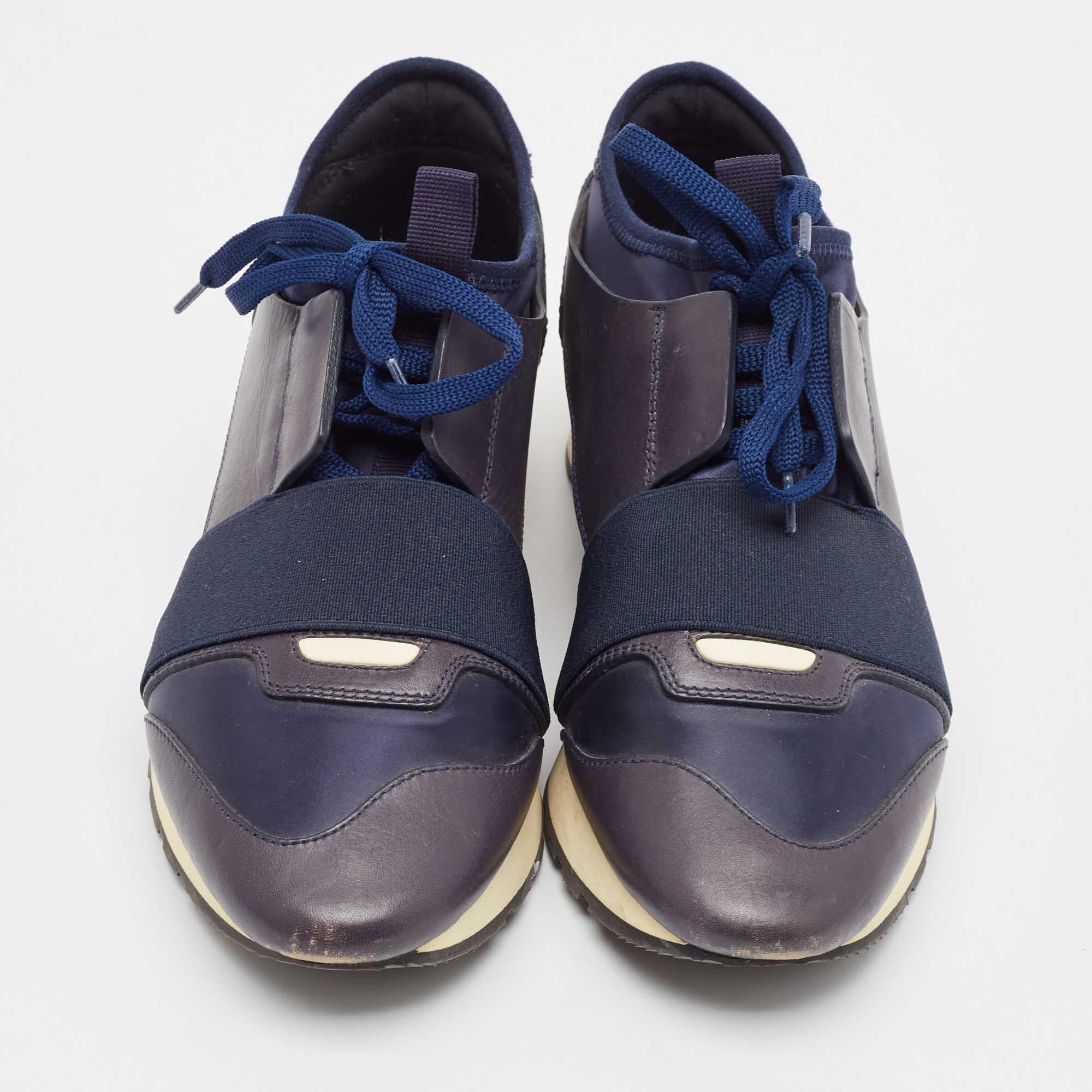 Noir Baskets de course Balenciaga bleu marine en tissu et cuir à lacets, taille 37 en vente