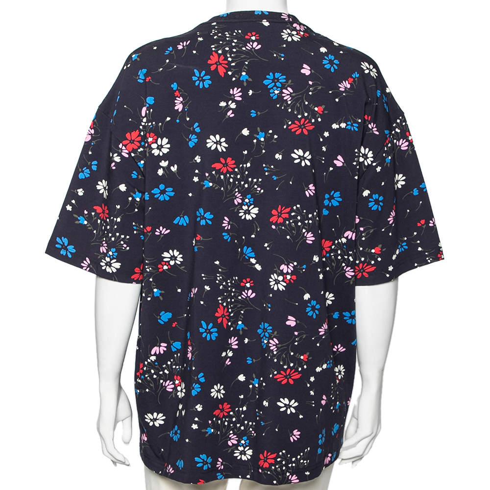 The house of Balenciaga brings to you this super-stylish T-shirt that is crafted from cotton. It features a navy blue hue with a floral print and an oversized silhouette. It will make for a perfect daytime piece when paired with shorts and flats.

