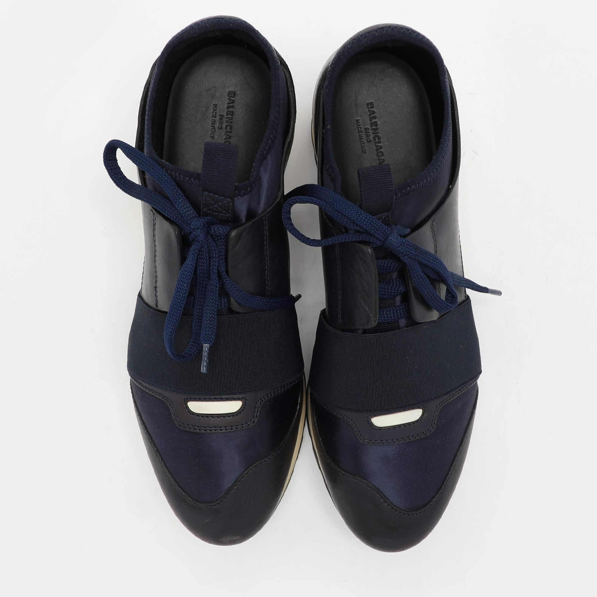 Die Balenciaga Race Runner Sneakers wurden aus hochwertigen MATERIALEN gefertigt und zeichnen sich durch eine schicke Silhouette aus. Sie zeigen sich mit verdeckten Zehenriemen auf dem Vorderblatt und Schnürverschlüssen. Sie sind mit einer