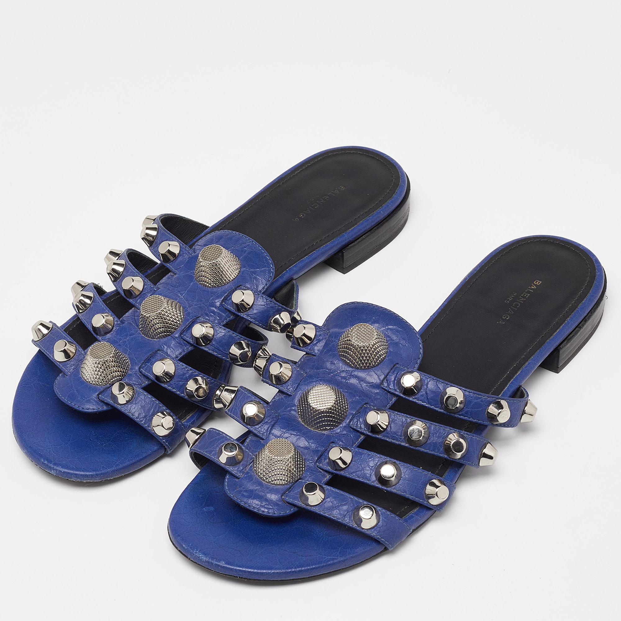 These sandals will frame your feet in an elegant manner. Crafted from quality materials, they display a classy design and comfortable insoles.