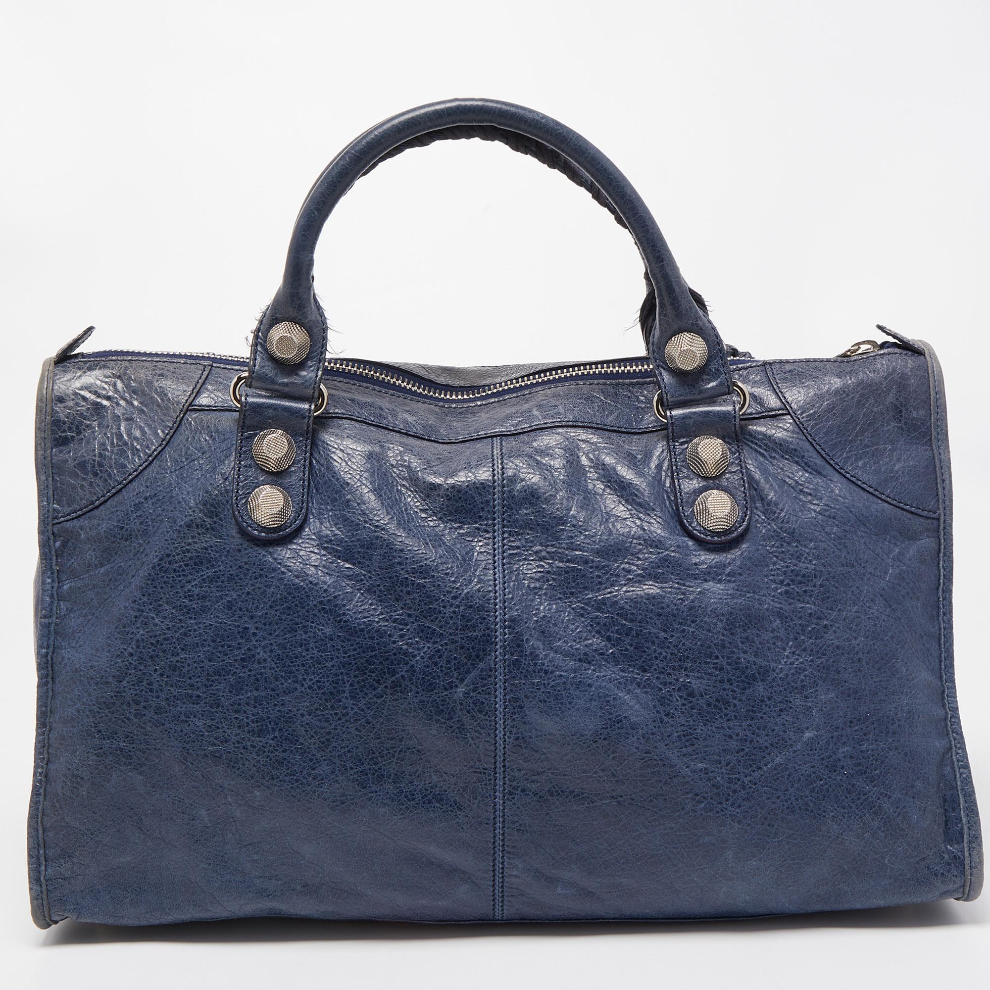 Displaying exquisite craftsmanship, this fabulous bag will certainly live up to your expectations. Featuring a chic design, it is made from luxe materials and has a roomy interior for carrying your essentials.

Includes: Original Dustbag, Pocket