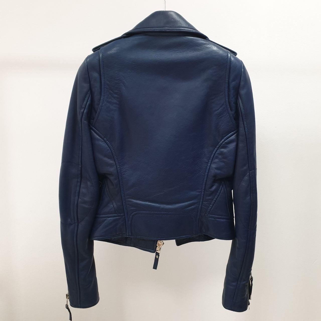 Erhöhen Sie Ihren Stil mit dieser umwerfenden navyblauen Lederjacke von Balenciaga. Diese aus hochwertigem Leder gefertigte Jacke strahlt Luxus und Raffinesse aus. Perfekt, um jedem Outfit einen Hauch von kantiger Eleganz zu verleihen. 

Die Jacke