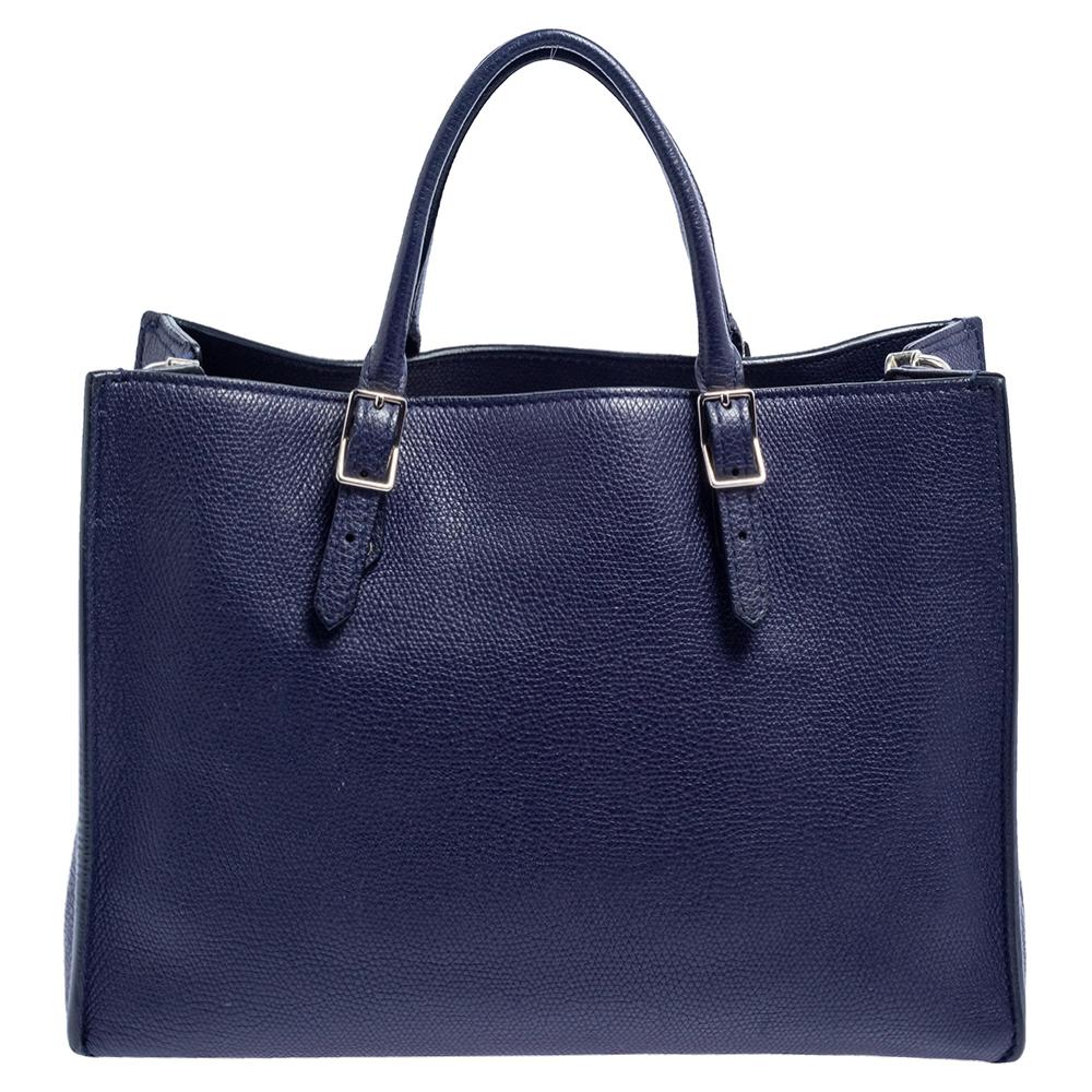 This Papier A6 tote from Balenciaga is that statement bag that you would want to carry every time you are heading out. Crafted in Italy with leather, it is detailed with logo detail and is held by two buckled top handles, zip detailing on the sides,