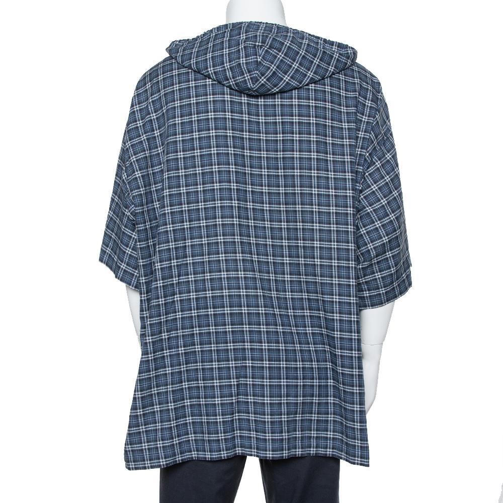 You can surely count on this jacket tailored by Balenciaga to win those boundless looks. Crafted from cotton, it features a classic plaid checked print to count on along with an oversized silhouette, a hoodie, and short sleeves. This jacket can be