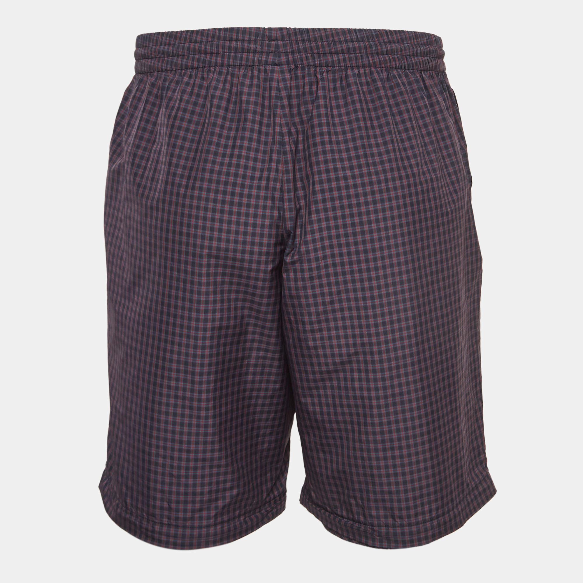 Le giornate rilassate richiedono un paio di pantaloncini come questo. Cuciti con tessuti di alta qualità, questi pantaloncini firmati sono caratterizzati da dettagli classici e da una lunghezza straordinaria. Indossali con le magliette.