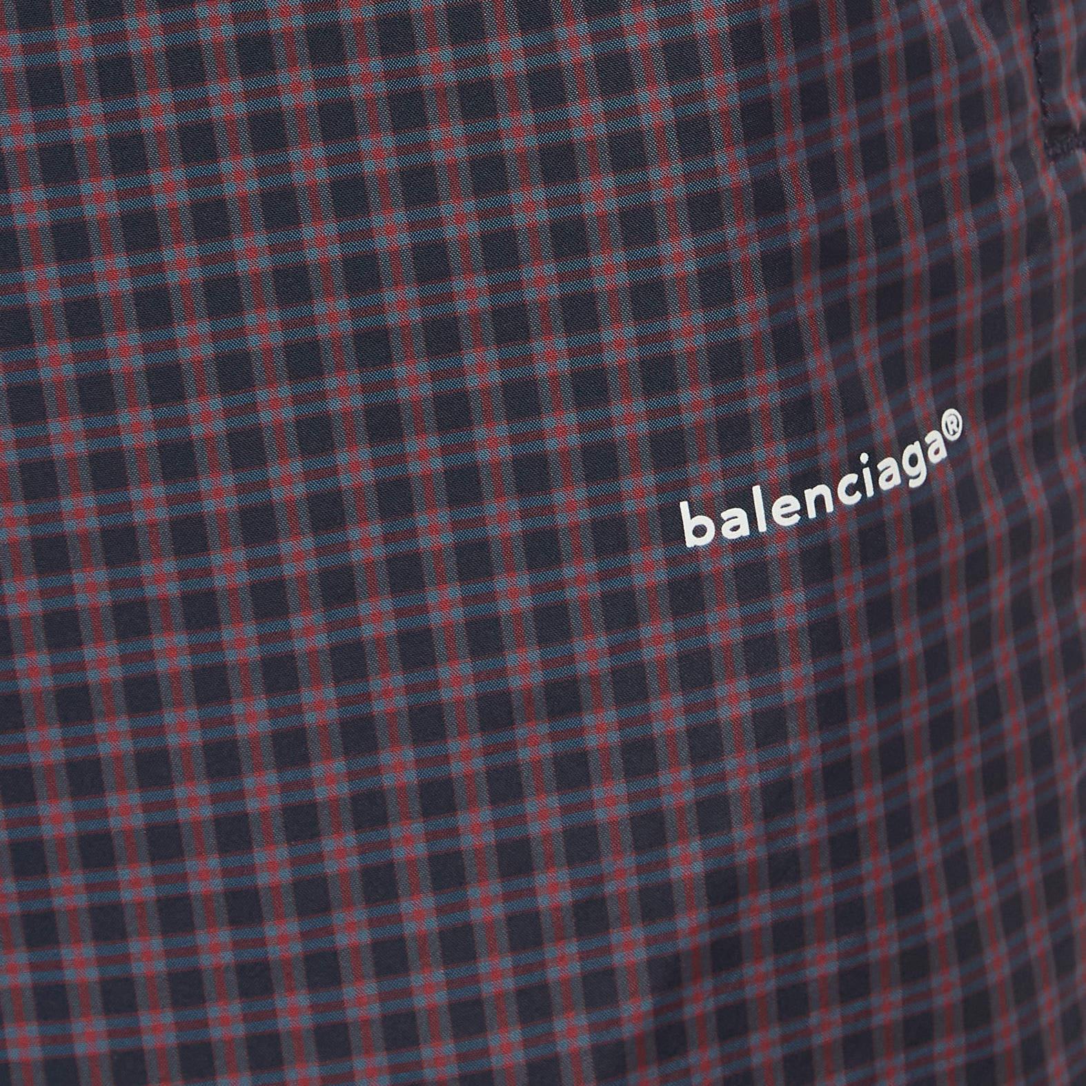 Balenciaga Pantaloncini con coulisse in nylon a quadri blu navy/rosso M. I. In condizioni buone in vendita a Dubai, Al Qouz 2
