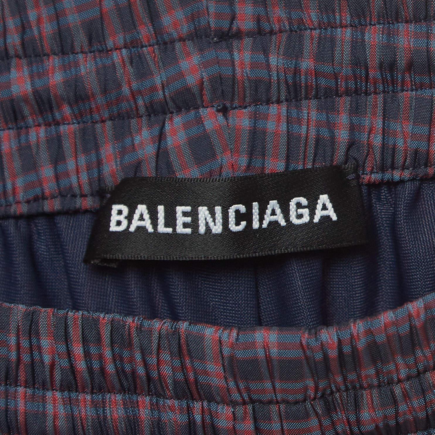 Uomo Balenciaga Pantaloncini con coulisse in nylon a quadri blu navy/rosso M. I. in vendita