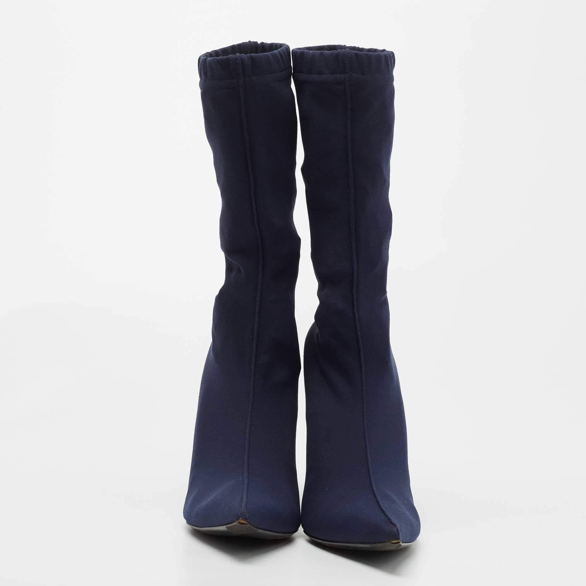 Boots are an essential part of your wardrobe, and these boots, crafted from top-quality materials, are a fine choice. Offering the best of comfort and style, this sturdy-soled pair would be great with skinny jeans for a casual day out!

