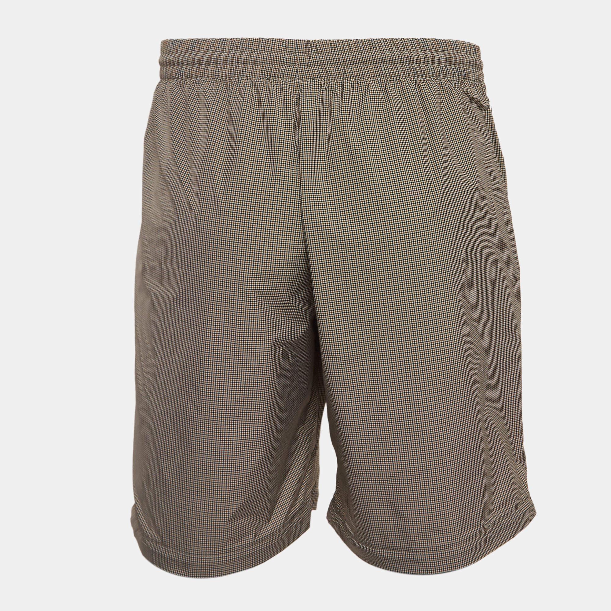Le vacanze in spiaggia richiedono un paio di pantaloncini alla moda come questo. Cuciti con tessuti di alta qualità, questo paio di pantaloncini è caratterizzato da dettagli classici e da una lunghezza straordinaria. Indossalo con le magliette.

