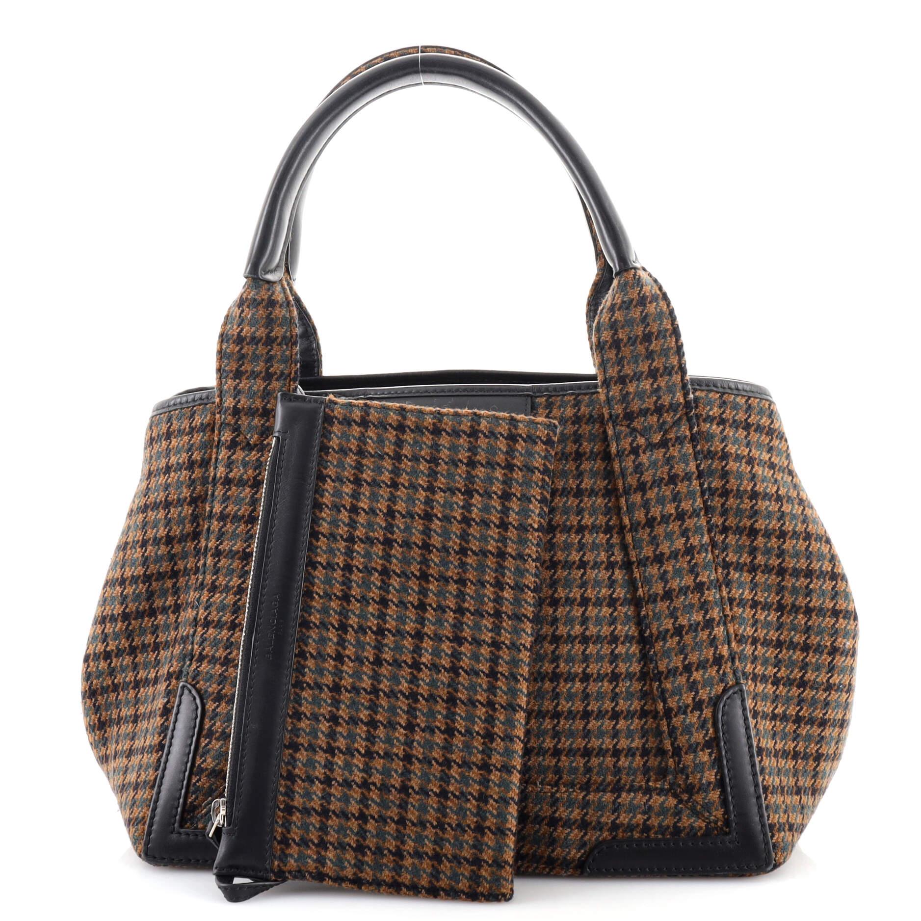 Condition: Very good. Pilling and wear on exterior, handle bases and pochette, scuffs and wear on leather trims and handles. Minor wear in interior, scratches on hardware.
Accessories: Pochette
Measurements: Handle Drop 6