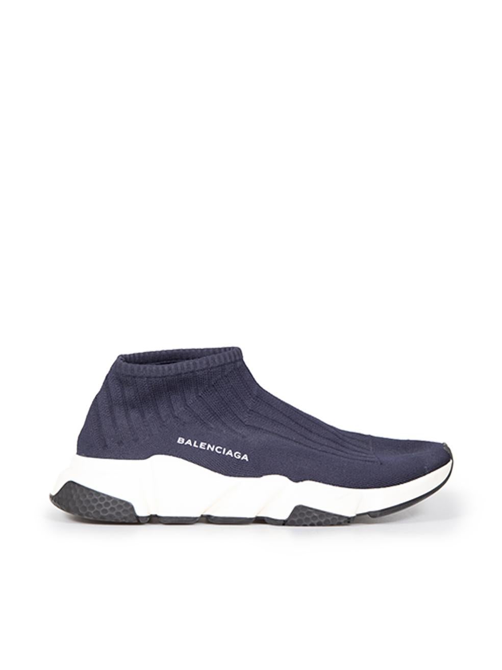 CONDIT ist sehr gut. Die Turnschuhe weisen nur minimale Abnutzungserscheinungen auf. Verfärbungen an den Rändern beider Sohlen und auf der Vorderseite beider Schuhe. Bei diesem gebrauchten Balenciaga Designer-Wiederverkaufsartikel ist Klebstoff an