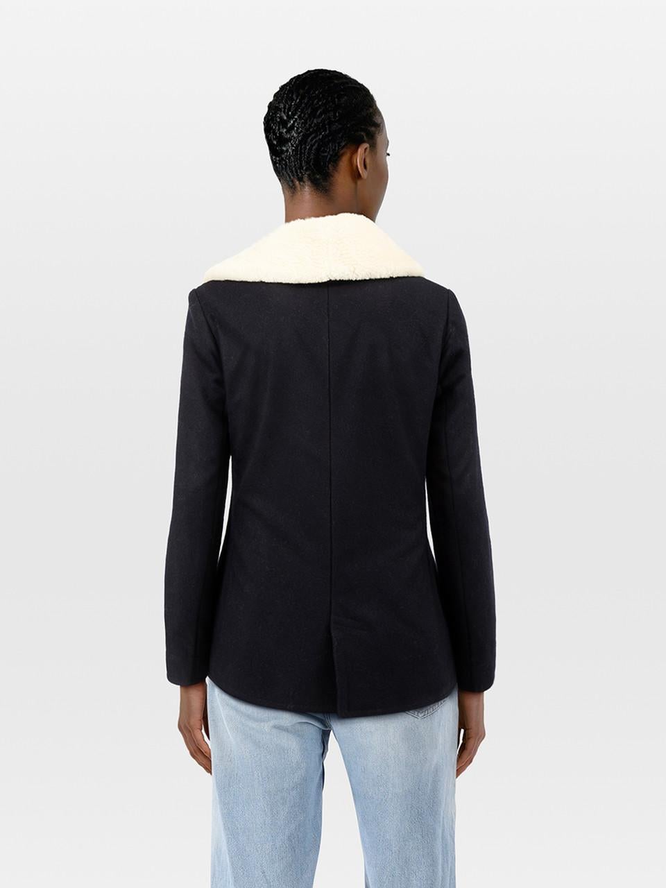 L'ÉTAT est très bon. L'usure du manteau est minime. Décoloration sur l'étiquette du créateur au dos du cou sur cet article de revente de créateur Balenciaga d'occasion. Les décolorations peuvent nécessiter un lavage délicat à la main, contrairement