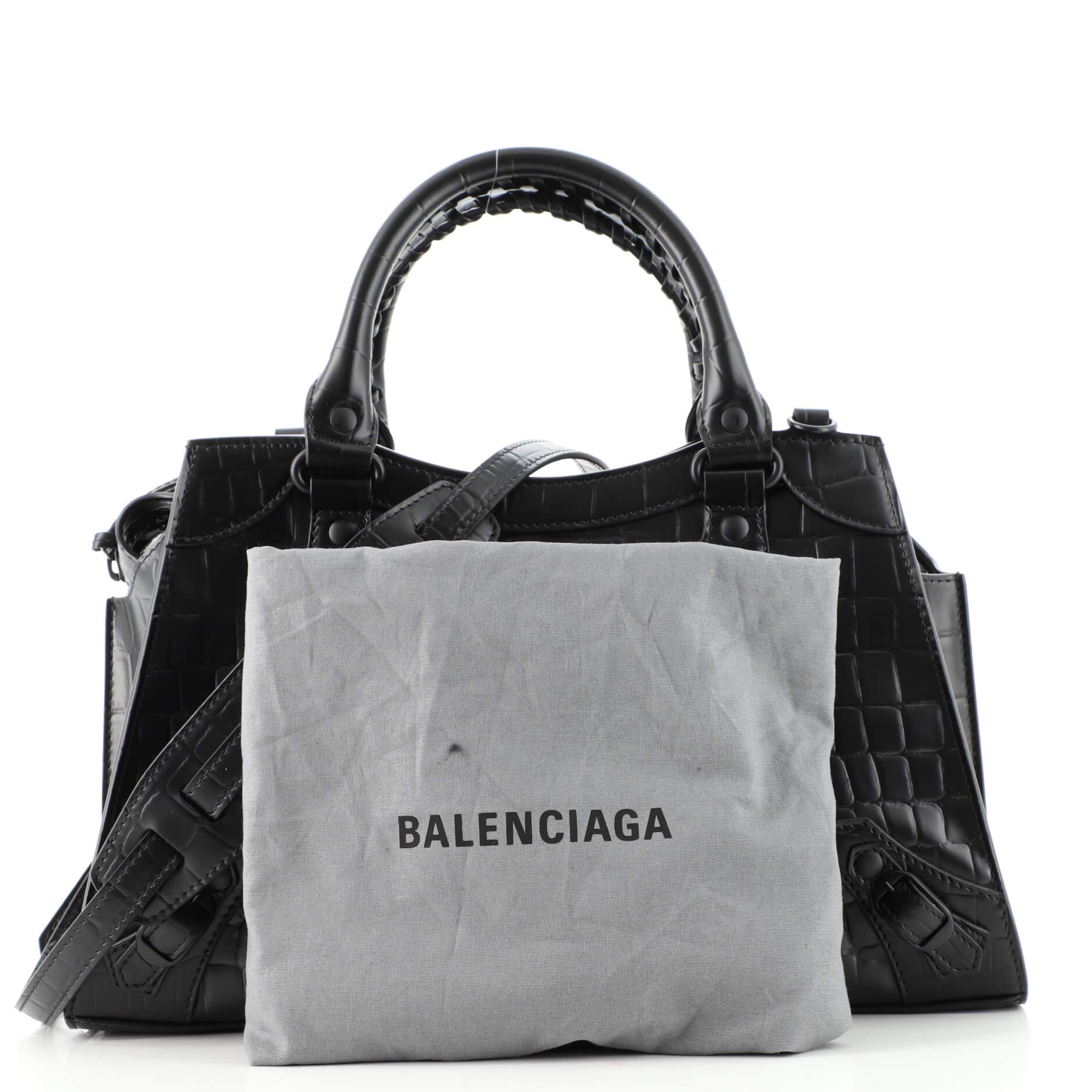 This item can only be shipped within the United States.

Condition: Great. Light creasing on exterior and strap, scuffs and minor wear in interior, scratches on hardware.
Accessories: Dust Bag, With Strap
Measurements: Handle Drop 4.5
